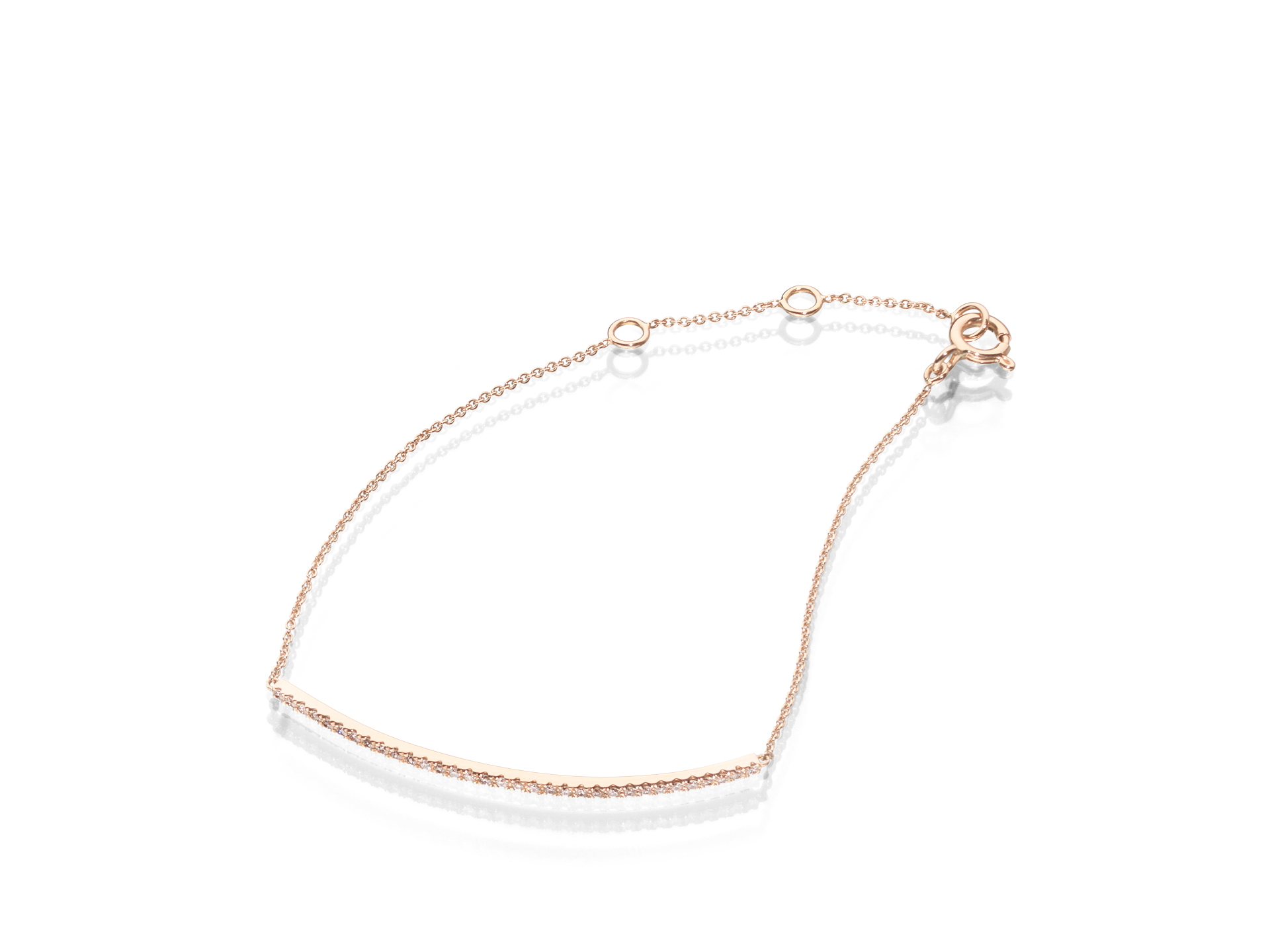 Das DIAMANT ARMBAND von Schullin ist ein edles Armband aus Roségold mit einem schmalen Balkendesign in der Mitte, verziert mit kleinen Diamanten, verbunden mit einer schmalen Kette mit verstellbaren Gliedern und einem Verschluss.