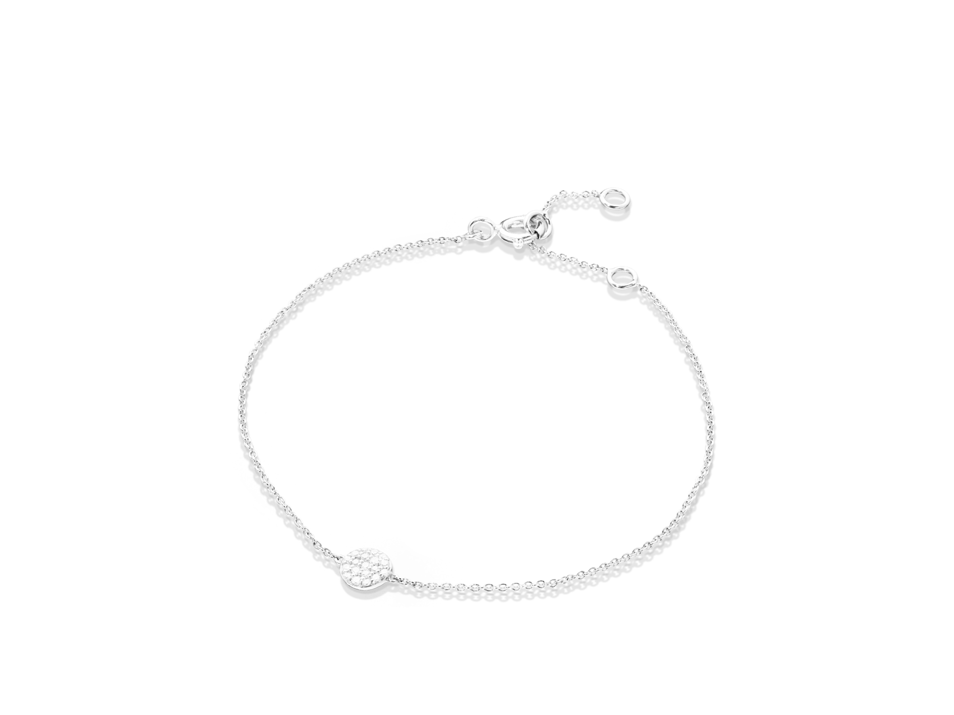 Das DIAMANT ARMBAND von Schullin ist ein elegantes Armband aus 18 Karat Weißgold. Es präsentiert ein filigranes silbernes Armband mit einer dünnen Kette und einem verstellbaren Verschluss, der eine kleine kreisförmige Scheibe zeigt, die mit funkelnden kleinen Steinen besetzt ist.