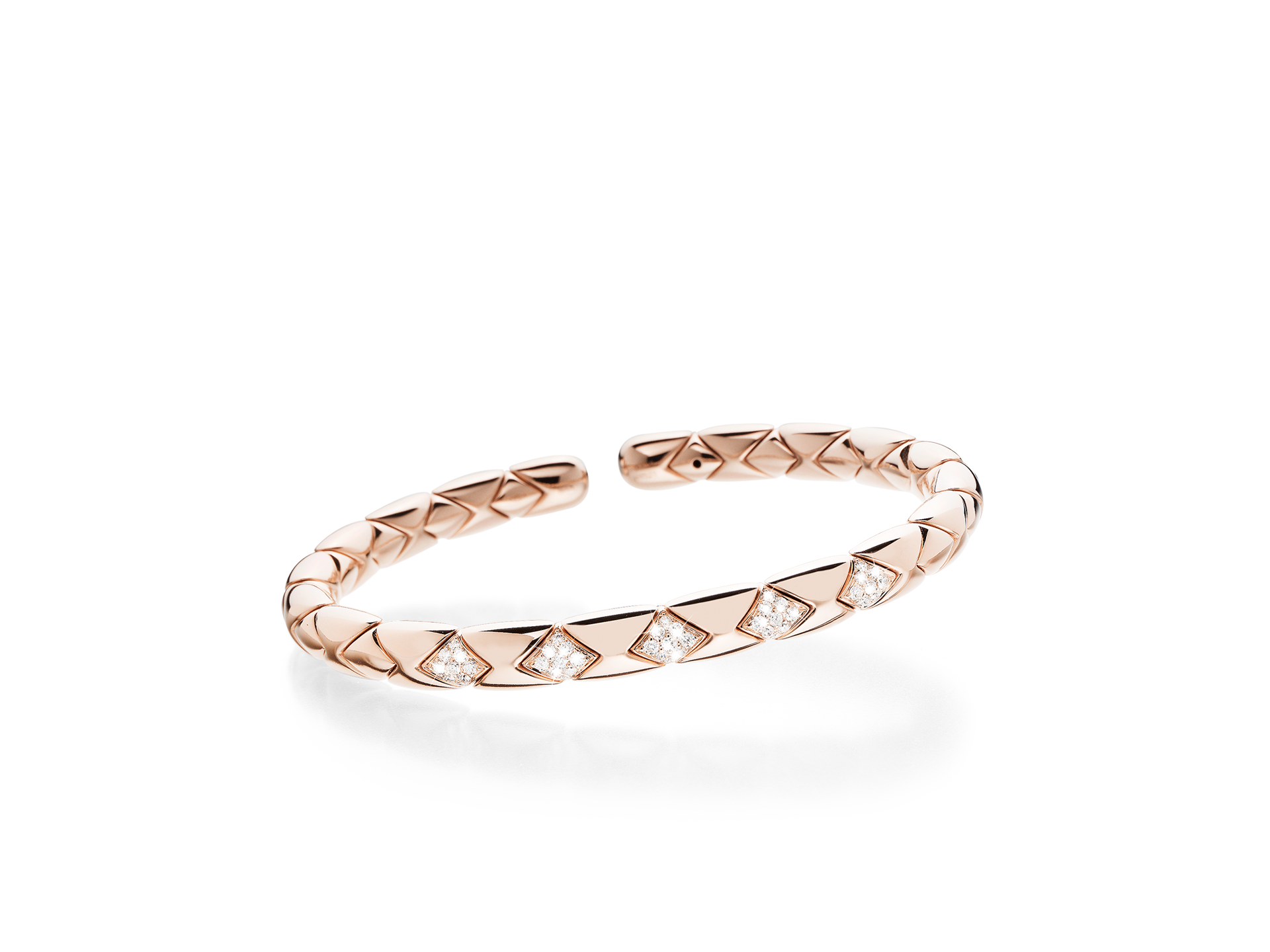 Wir präsentieren das DIAMANT ARMREIF von Schullin, ein atemberaubendes Armband aus Roségold mit einem komplizierten Muster aus ineinandergreifenden Formen mit eingearbeiteten Diamanten, wunderschön dargestellt auf einem weißen Hintergrund.