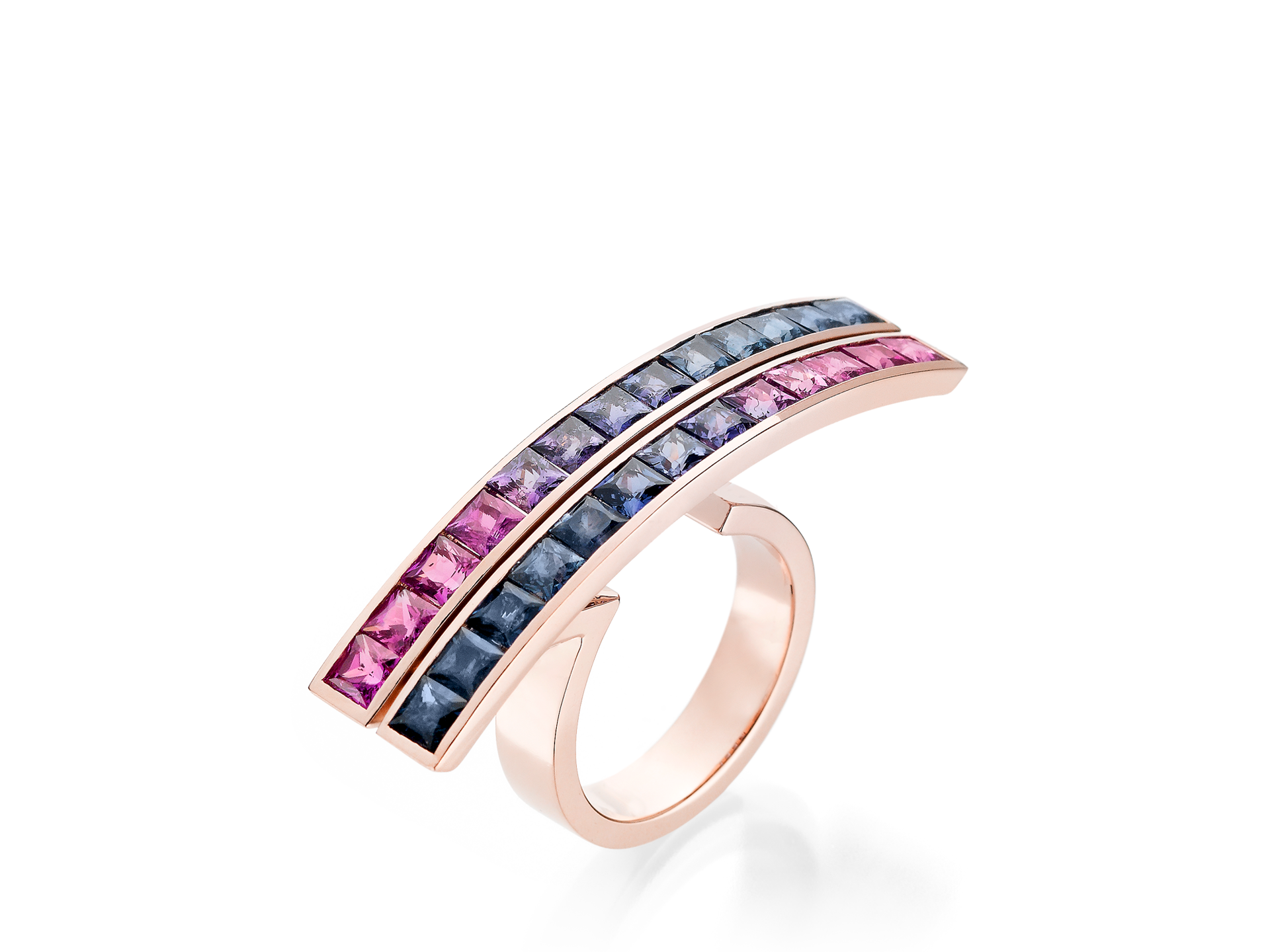 Wir präsentieren den SAPHIR RING RAINBOW von Schullin, ein hinreißendes Statement-Stück in Roségold mit quadratisch geschliffenen Edelsteinen in leuchtenden Pink- und Blautönen, darunter kräftige Saphire, die sorgfältig diagonal über den Ring angeordnet sind.