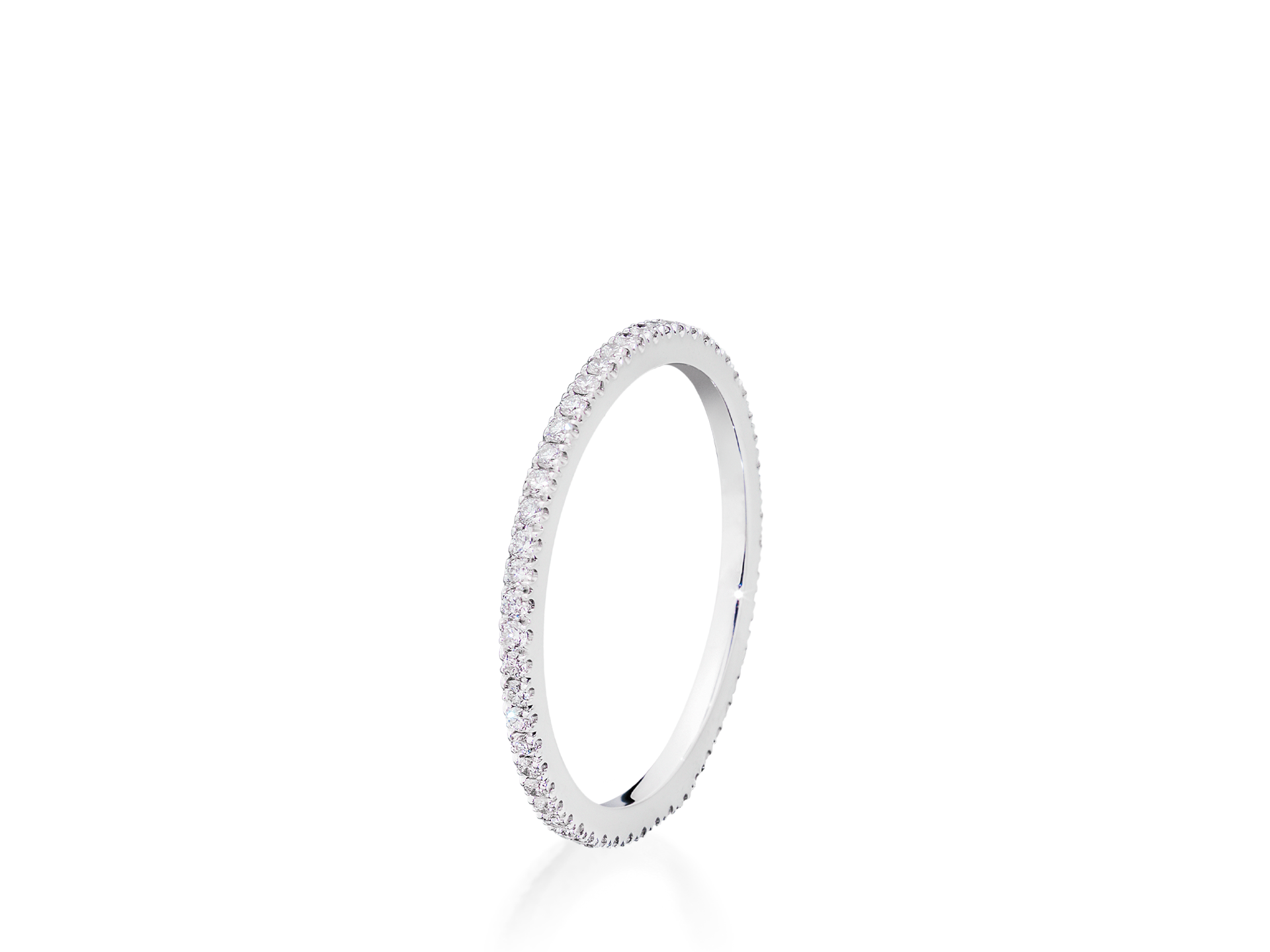 Ein raffinierter MEMOIRE-RING von Schullin, sorgfältig aus Weißgold gefertigt und mit kleinen, schimmernden Diamanten verziert, die den gesamten Ring umgeben und vor einem schlichten weißen Hintergrund präsentiert werden.