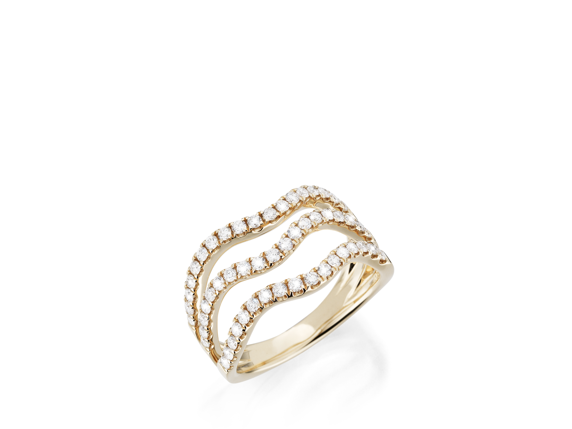 Der DIAMANT RING WAVES von Schullin ist ein exquisiter Goldring aus 18 Karat Gelbgold, der zwei ineinander verschlungene Wellenmuster zeigt, die mit kleinen, funkelnden Diamanten verziert sind. Dieses elegante und luxuriöse Design kommt vor einem schlichten weißen Hintergrund wunderschön zur Geltung.