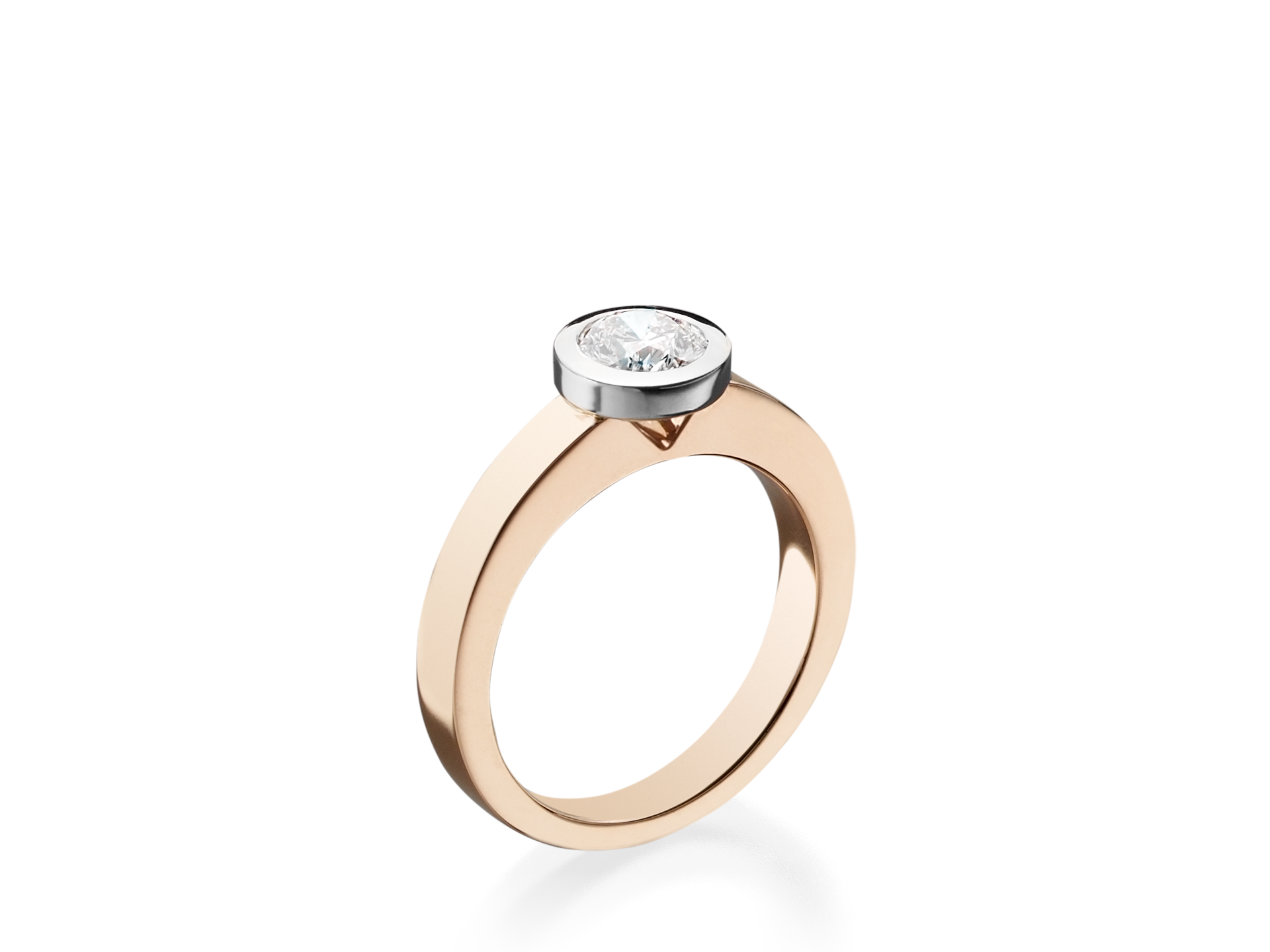 Ein Verlobungsring aus Roségold, SATURN SOLITÄR 0,80 CARAT von Schullin, ist von der Seite mit seiner schlichten Schiene und einem einzelnen runden Diamanten in einer flachen Zargenfassung zu sehen. Der Diamant-Solitärring hebt sich oben deutlich vom weißen Hintergrund ab.