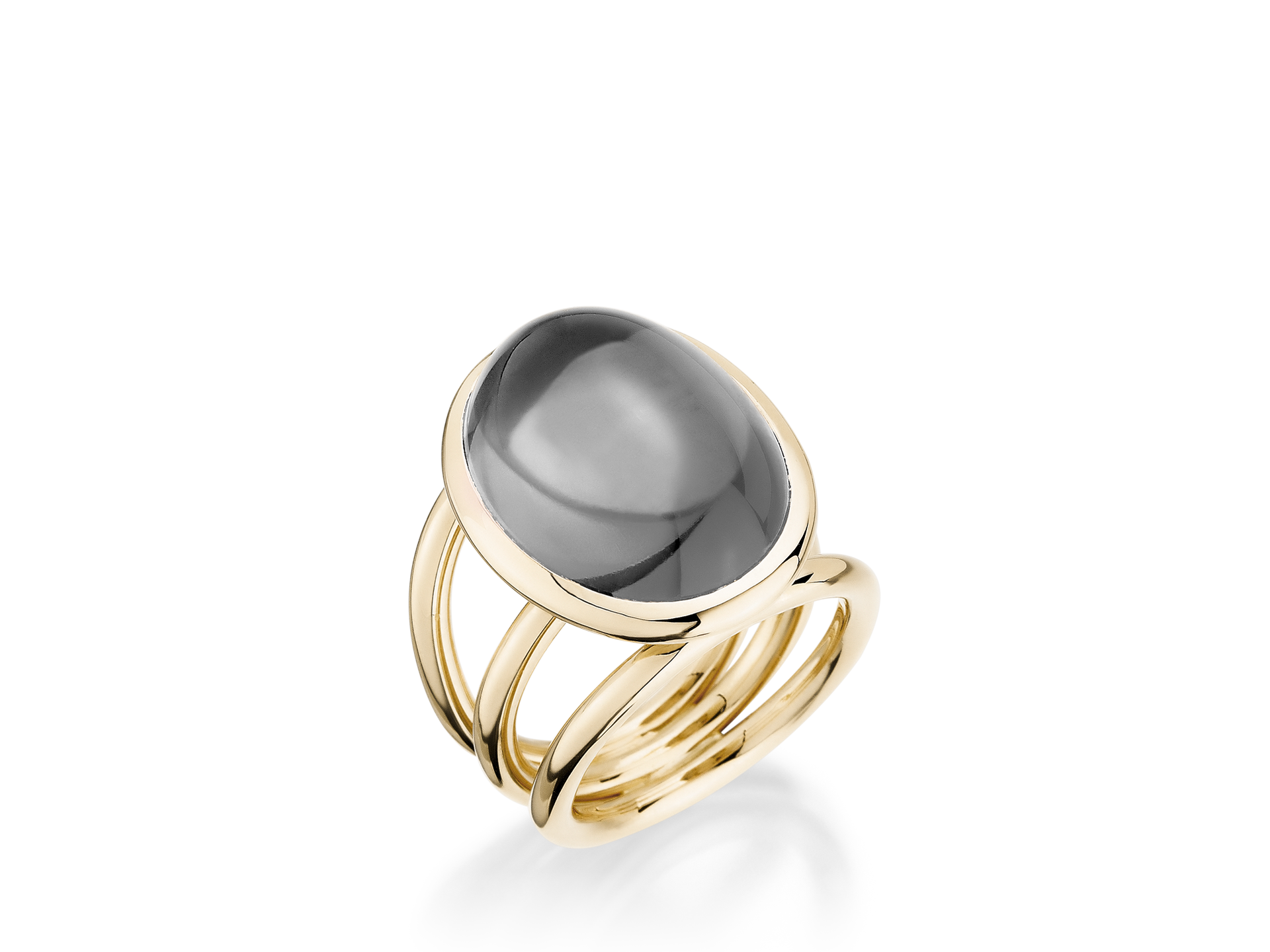 Der MONDSTEIN RING TRINITY von Schullin ist ein Ring aus 18 Karat Gelbgold mit einem großen, glatten, ovalen grauen Mondstein, eingefasst in ein elegantes offenes Band im TRINITY-Design.