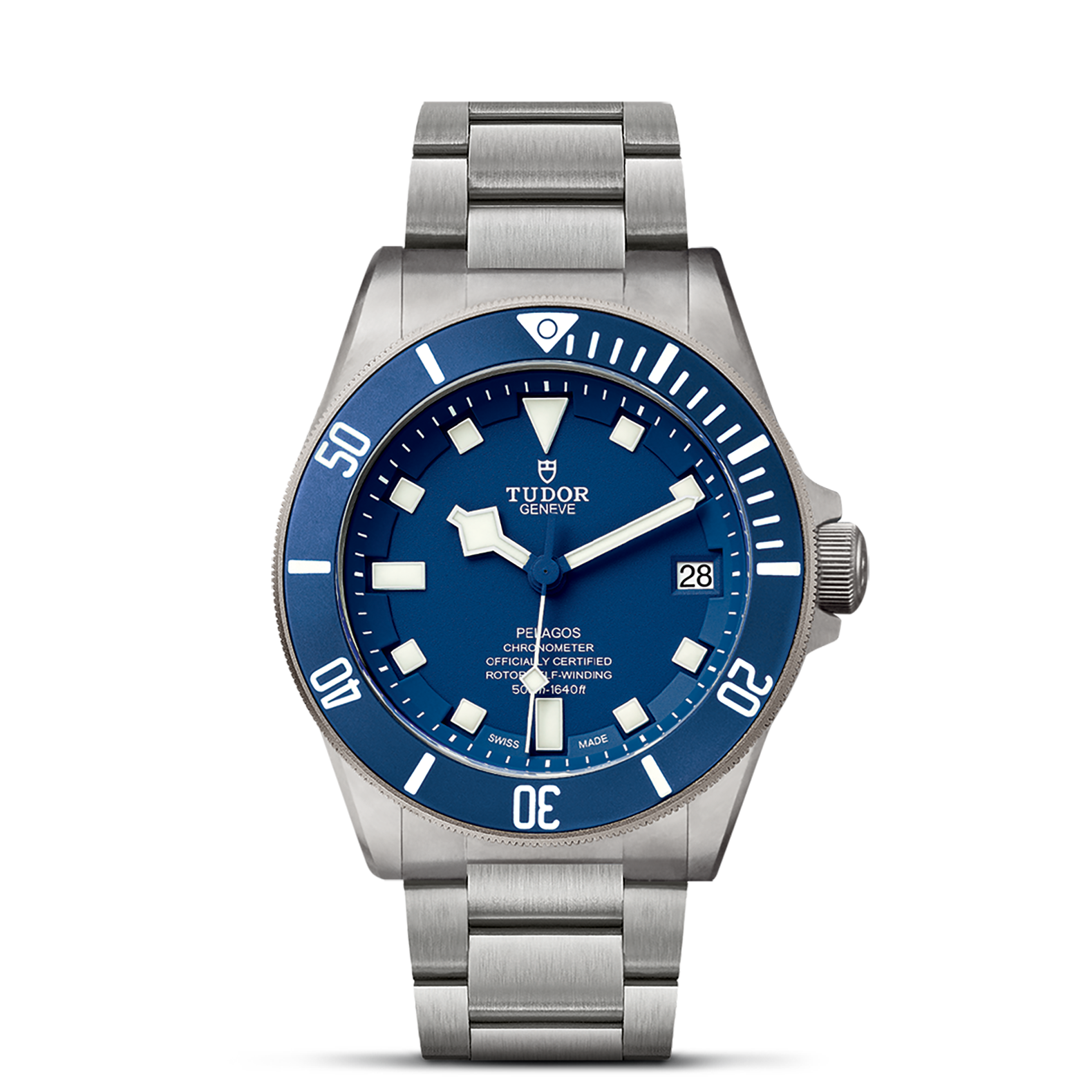 Die Schullin TUDOR PELAGOS ist eine Taucheruhr aus Edelstahl mit einer blauen Lünette und einem blauen Zifferblatt, auffälligen weißen Markierungen, einem Datumsfenster bei 3 Uhr und einem Metallarmband, das auf einem schlichten weißen Hintergrund abgebildet ist.