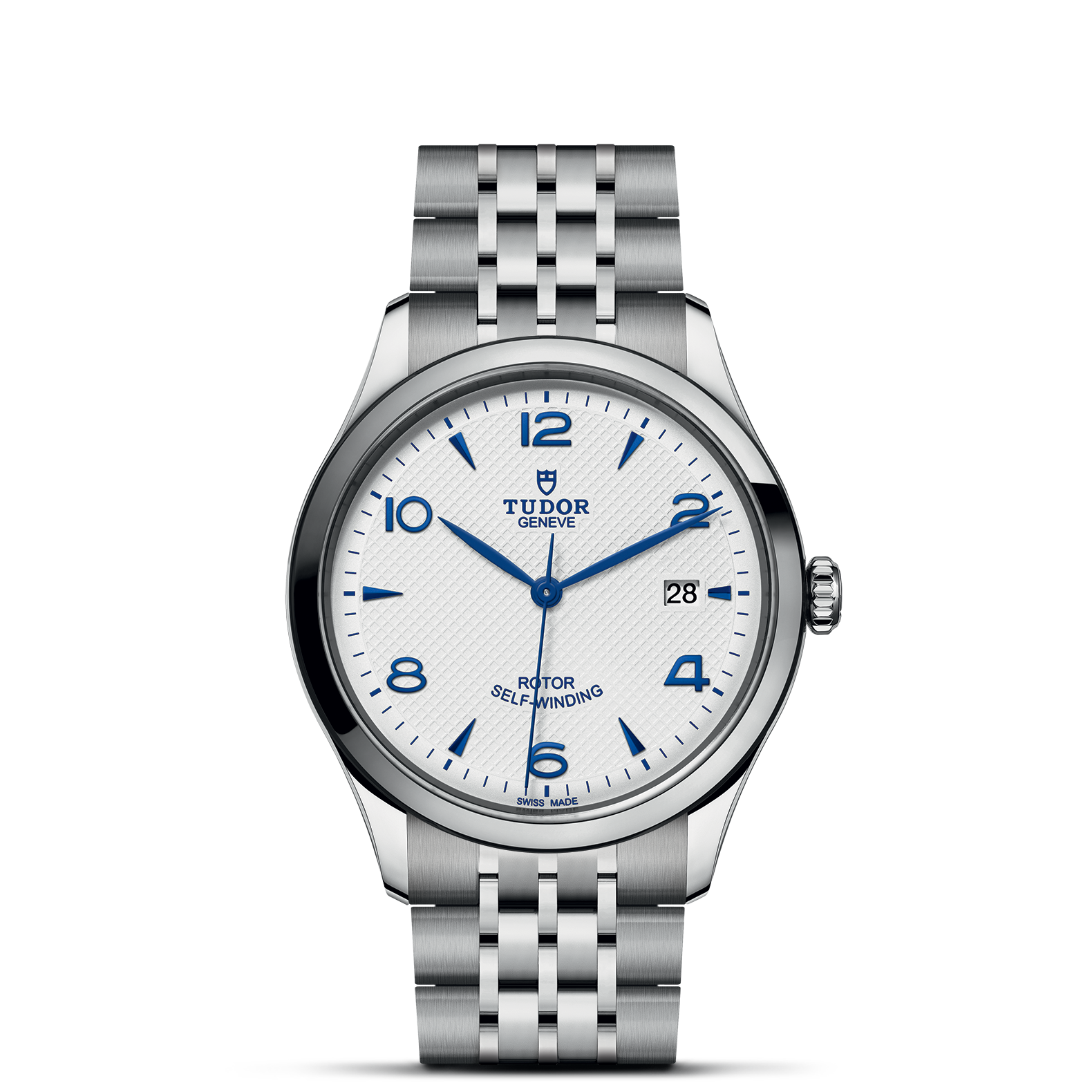 Die Schullin TUDOR 1926 ist eine silberne Armbanduhr mit Metallarmband, weißem strukturiertem Zifferblatt, blauen Ziffern und Zeigern sowie einem Datumsfenster bei 3 Uhr, das auf einem schlichten weißen Hintergrund angezeigt wird.