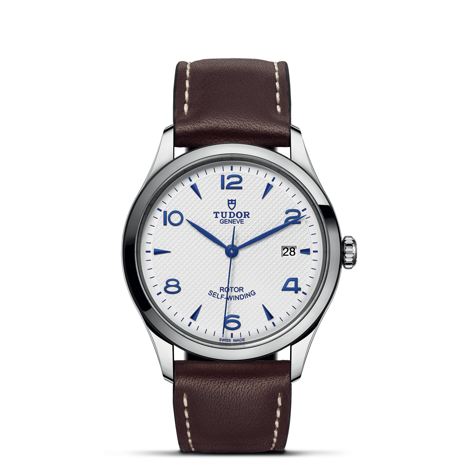 Die Schullin TUDOR 1926 Armbanduhr verfügt über ein weißes strukturiertes Zifferblatt mit blauen arabischen Ziffern, ein Datumsfenster bei 3 Uhr, den Schriftzug "Rotor Self-Winding", ein braunes Lederarmband mit weißen Nähten und ein Edelstahlgehäuse.