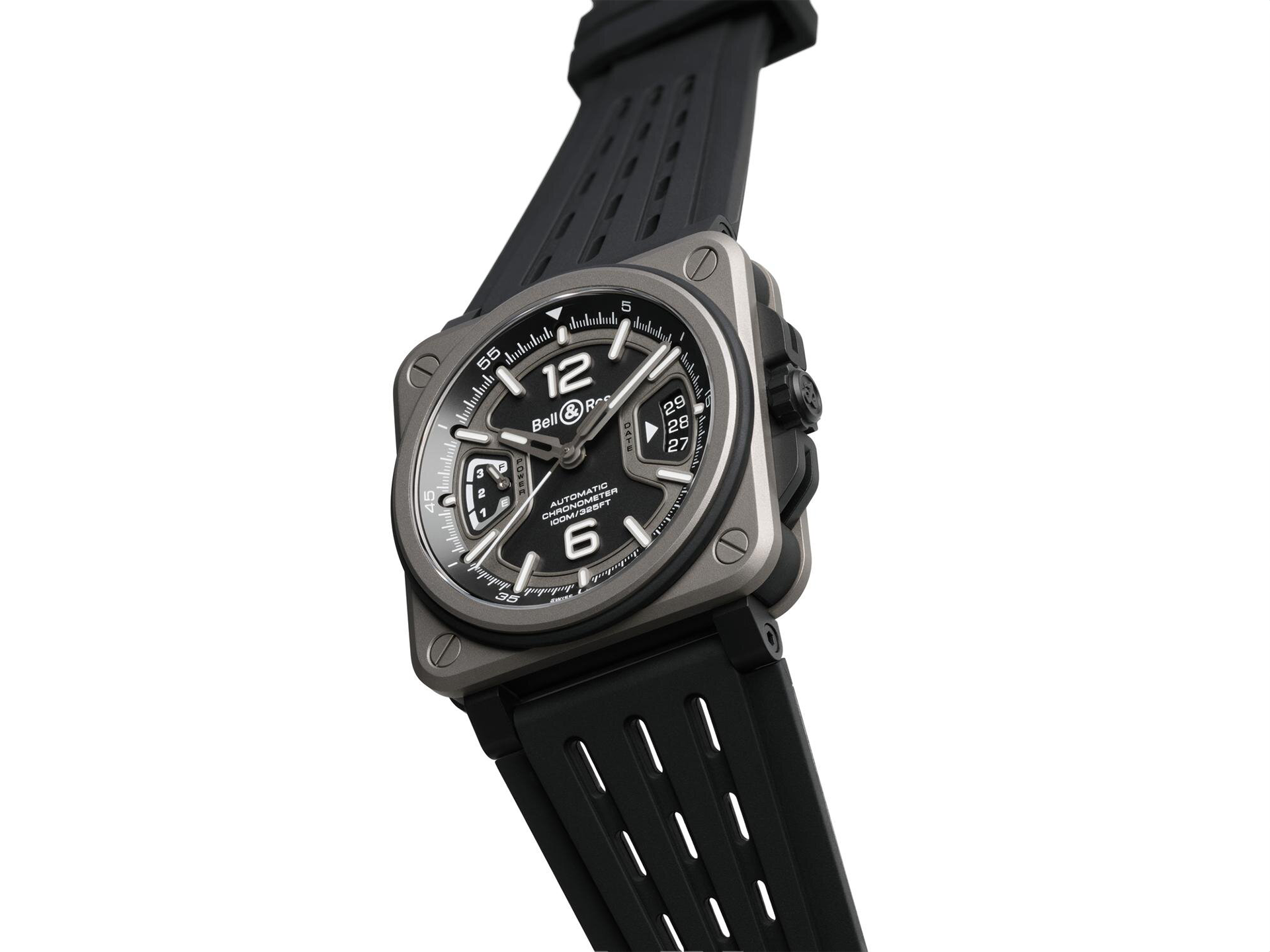 Die Schullin BELL & ROSS BR-X3 BLACK TITANIUM verfügt über ein quadratisches Titangehäuse, ein schwarzes Zifferblatt mit auffälligen weißen Ziffern, eine Datumsanzeige und ein schwarzes Kautschukarmband, das schräg auf einem weißen Hintergrund angebracht ist.