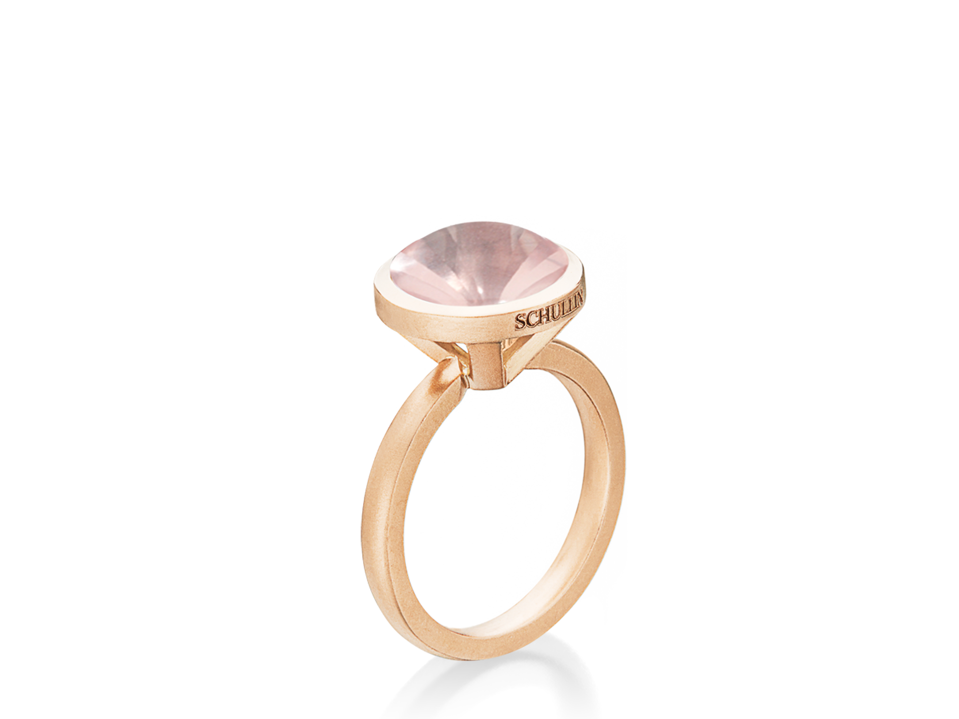 Der Schullin ROSENQUARZ RING BUFFTOP zeigt einen großen, runden, blassrosa Edelstein in einer Zargenfassung, auf dessen Seite "SCHMUCK" eingraviert ist. Der Ring ist vor einem schlichten weißen Hintergrund abgebildet.