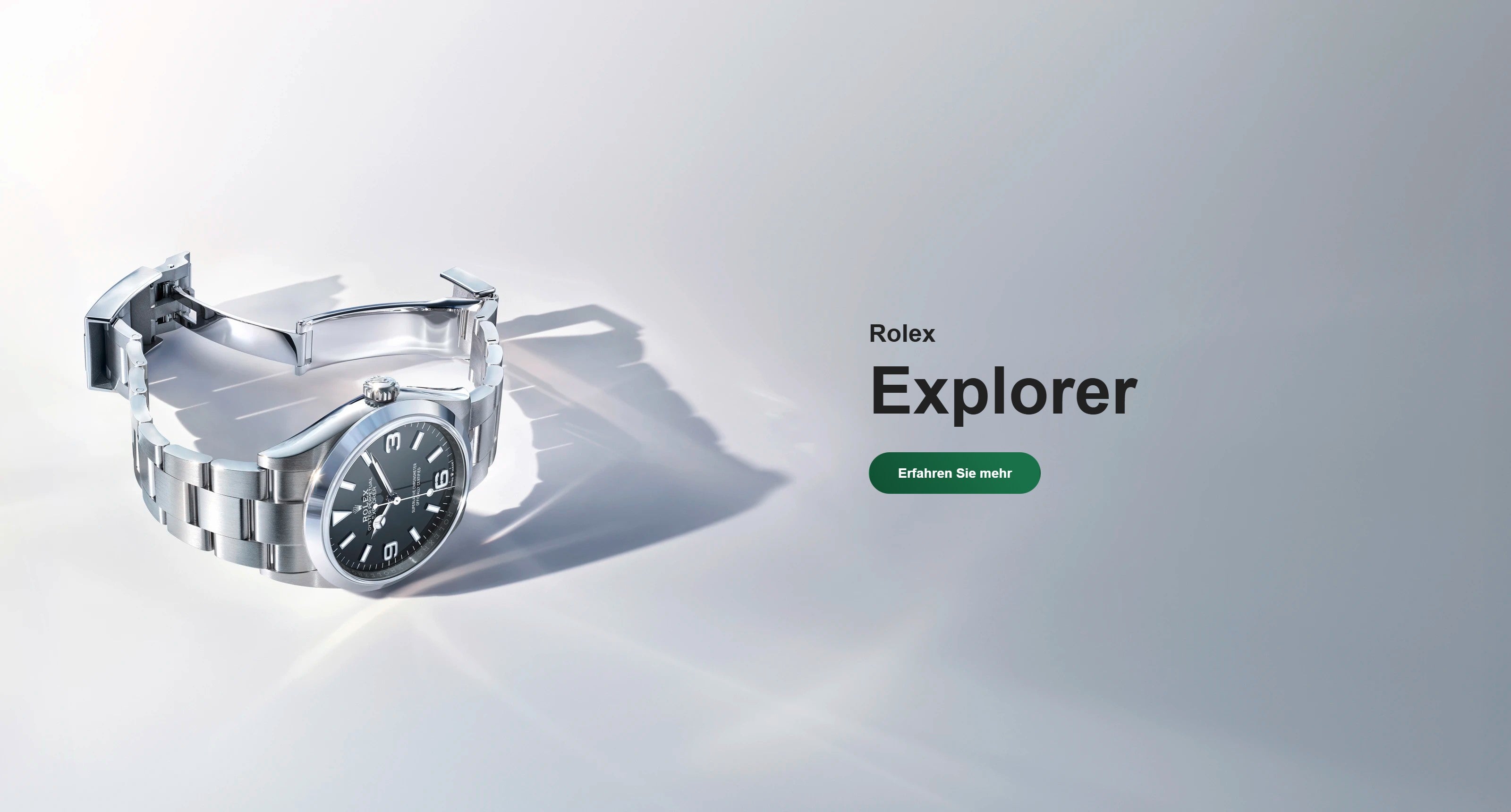 Eine silberne Rolex Explorer Uhr mit schwarzem Zifferblatt ist auf einer hellen, reflektierenden Oberfläche abgebildet. Auf der rechten Seite erscheint der Schriftzug Rolex Explorer und ein grüner Knopf mit deutschem Text.