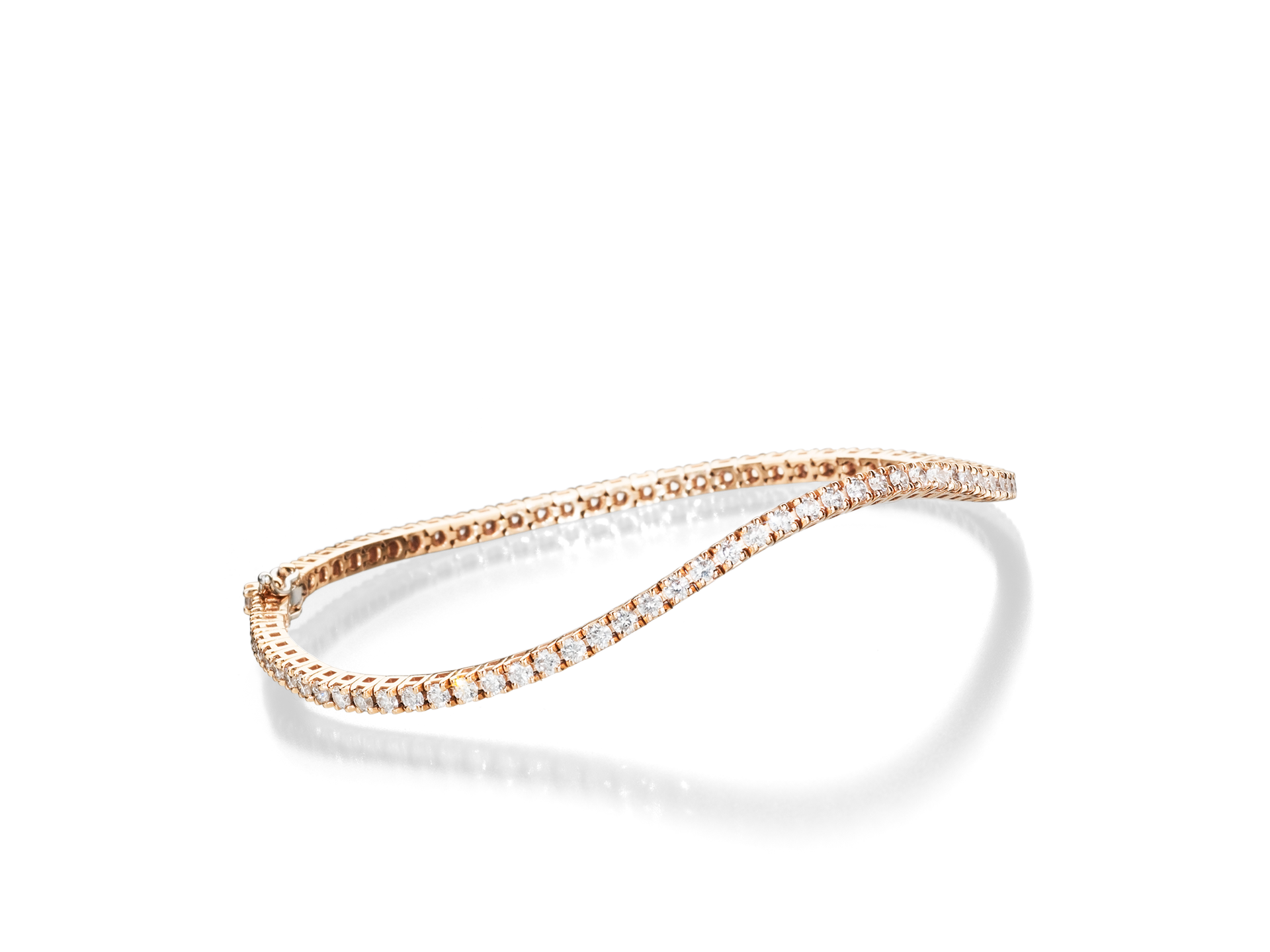 Das Schullin TENNISARMBAND 0,75 CARAT ist ein zartes Armband aus Roségold mit wellenförmigem Design und einer einzelnen Reihe funkelnder weißer Diamanten auf weißem Grund.
