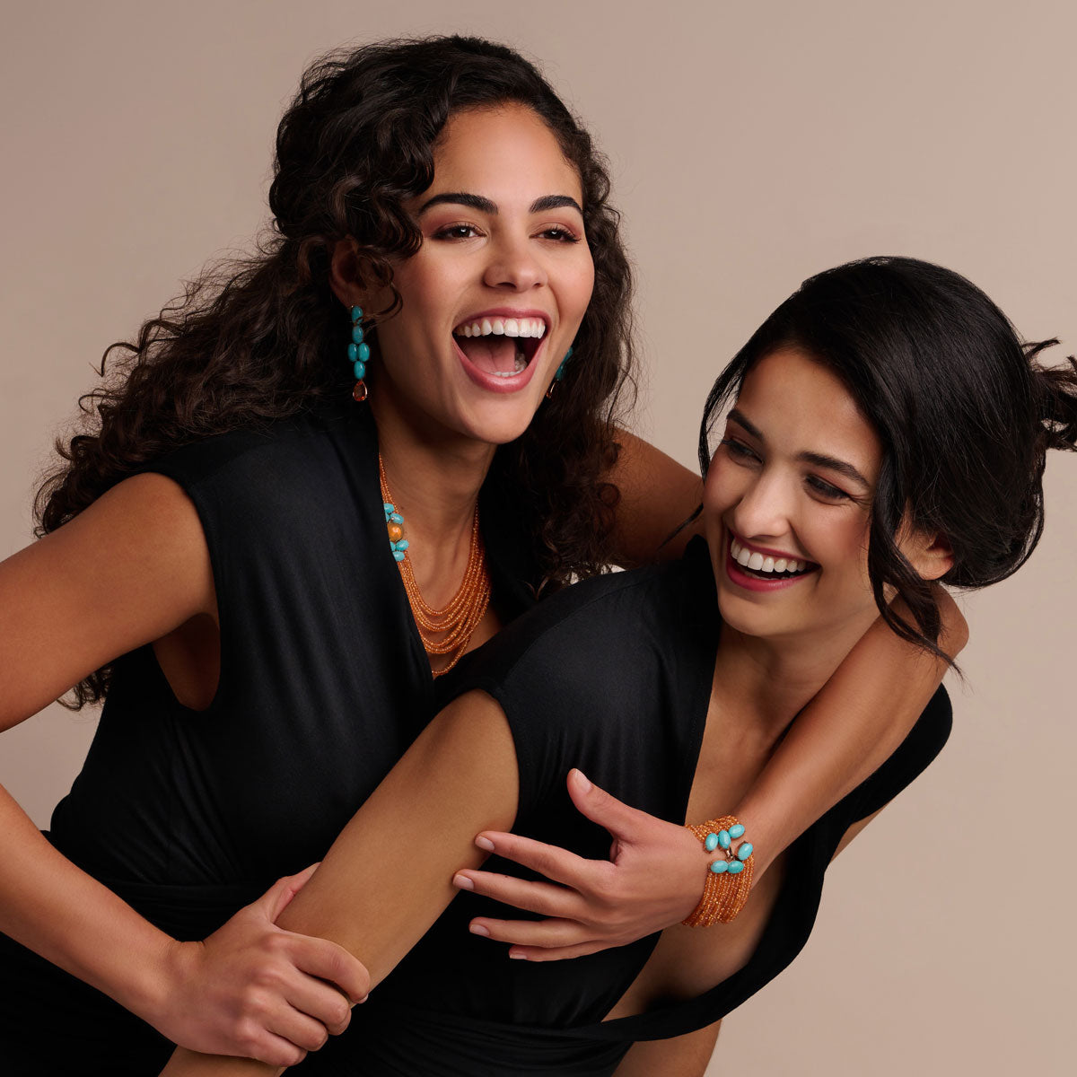 Zwei Models mit Schmuckstücken der Kollektion Together von Schullin Graz