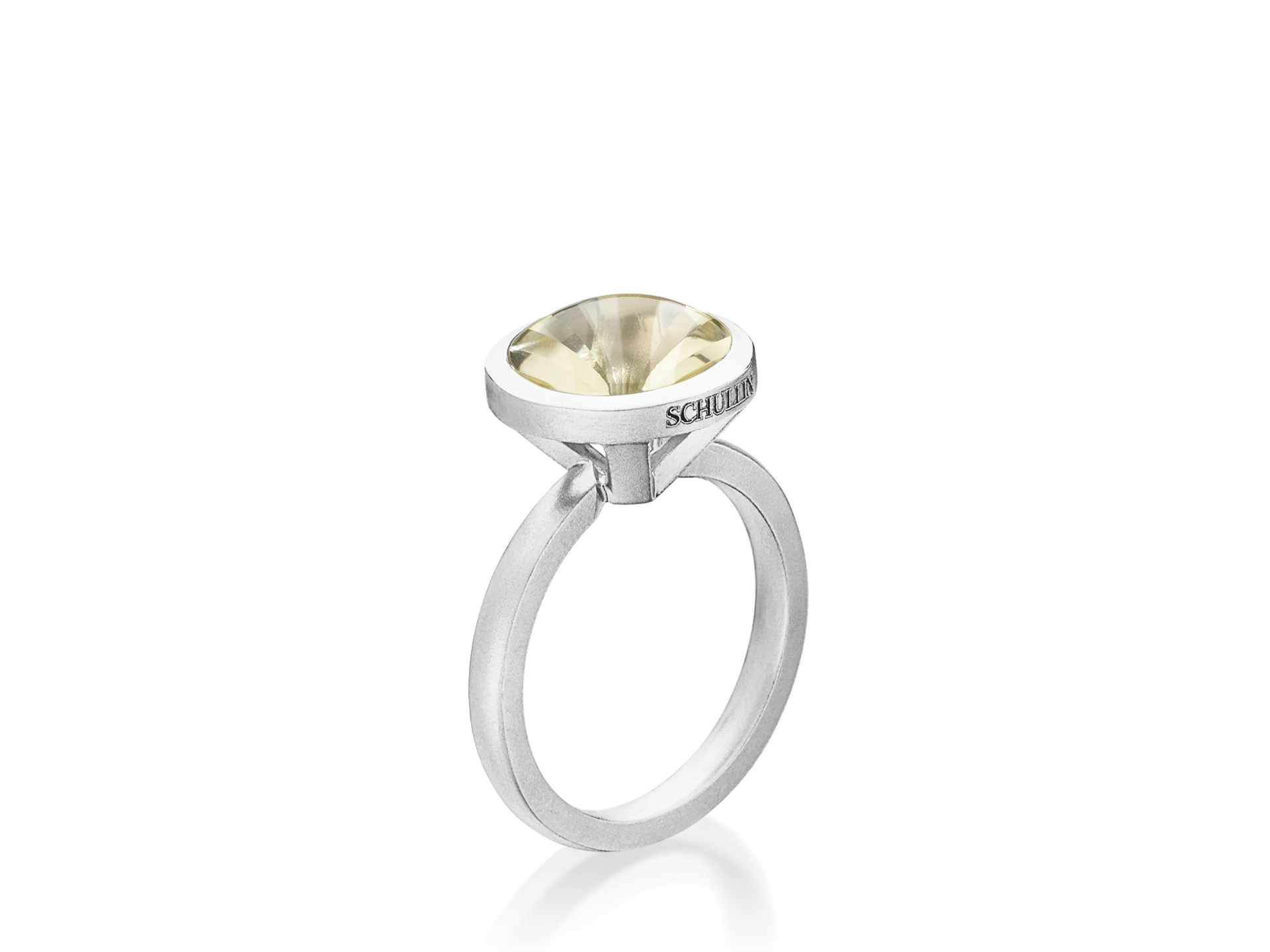 Der LEMONQUARZ RING BUFFTOP von Schullin zeigt einen runden, hellgelben Stein in einer eleganten silbernen Fassung mit eingraviertem "SCHMUCK" auf der Seite, gefasst vor einem schlichten weißen Hintergrund.