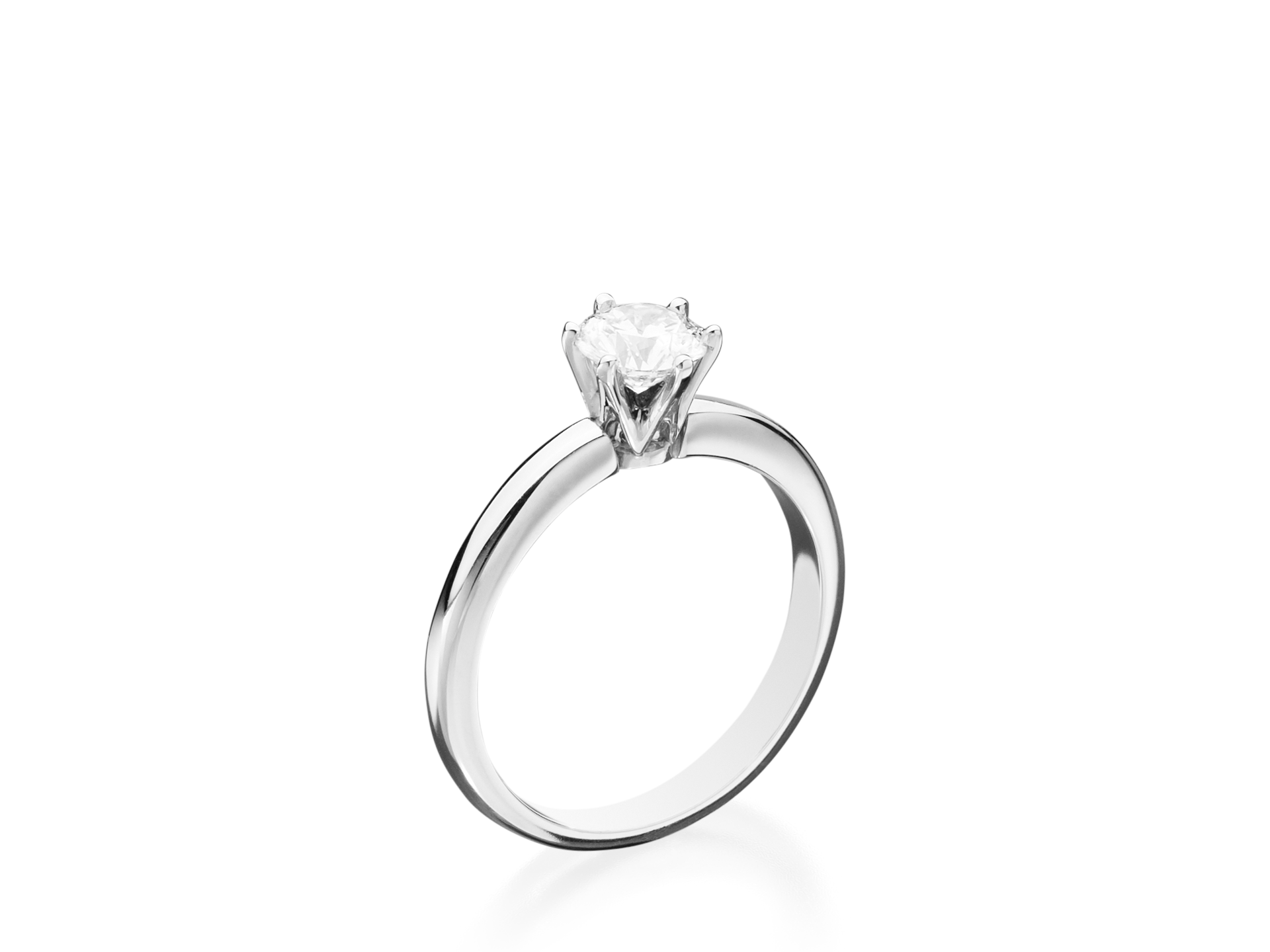 Der Schullin SOLITAIRE RING PRINCESS 0,45 CARAT besteht aus einem Silberband mit einem in Zacken gefassten Diamanten im Prinzessinnenschliff, der sich elegant vor einem weißen Hintergrund präsentiert.