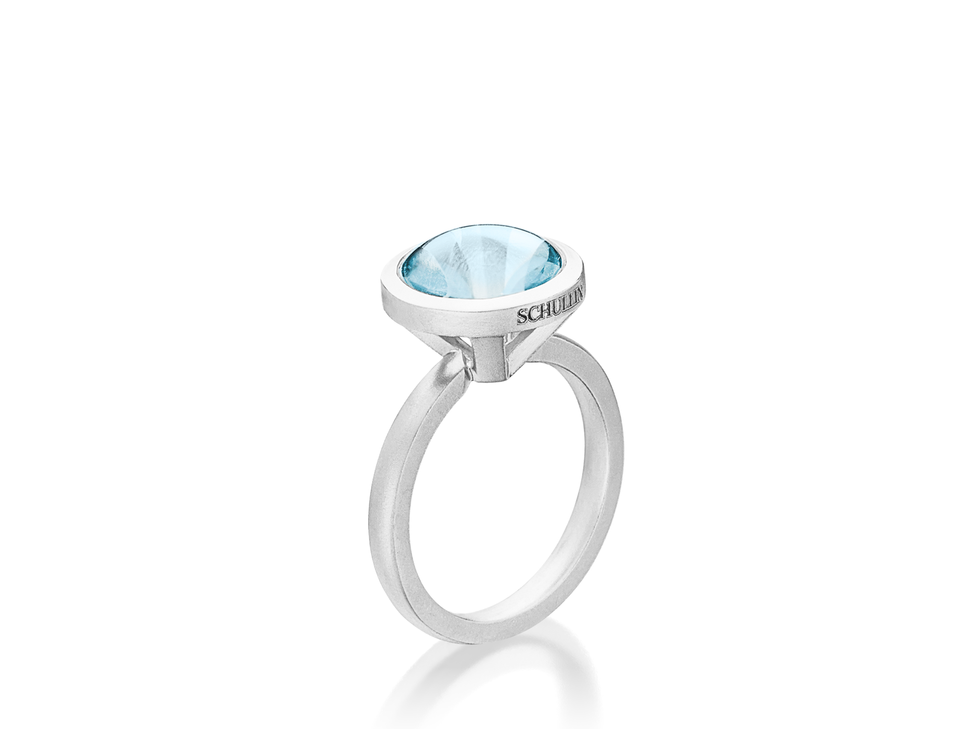 Der Schullin TOPAS RING BUFFTOP ist ein Silberring mit einem runden, hellblauen Edelstein in einer Zargenfassung, der auf einem schlichten weißen Hintergrund abgebildet ist.