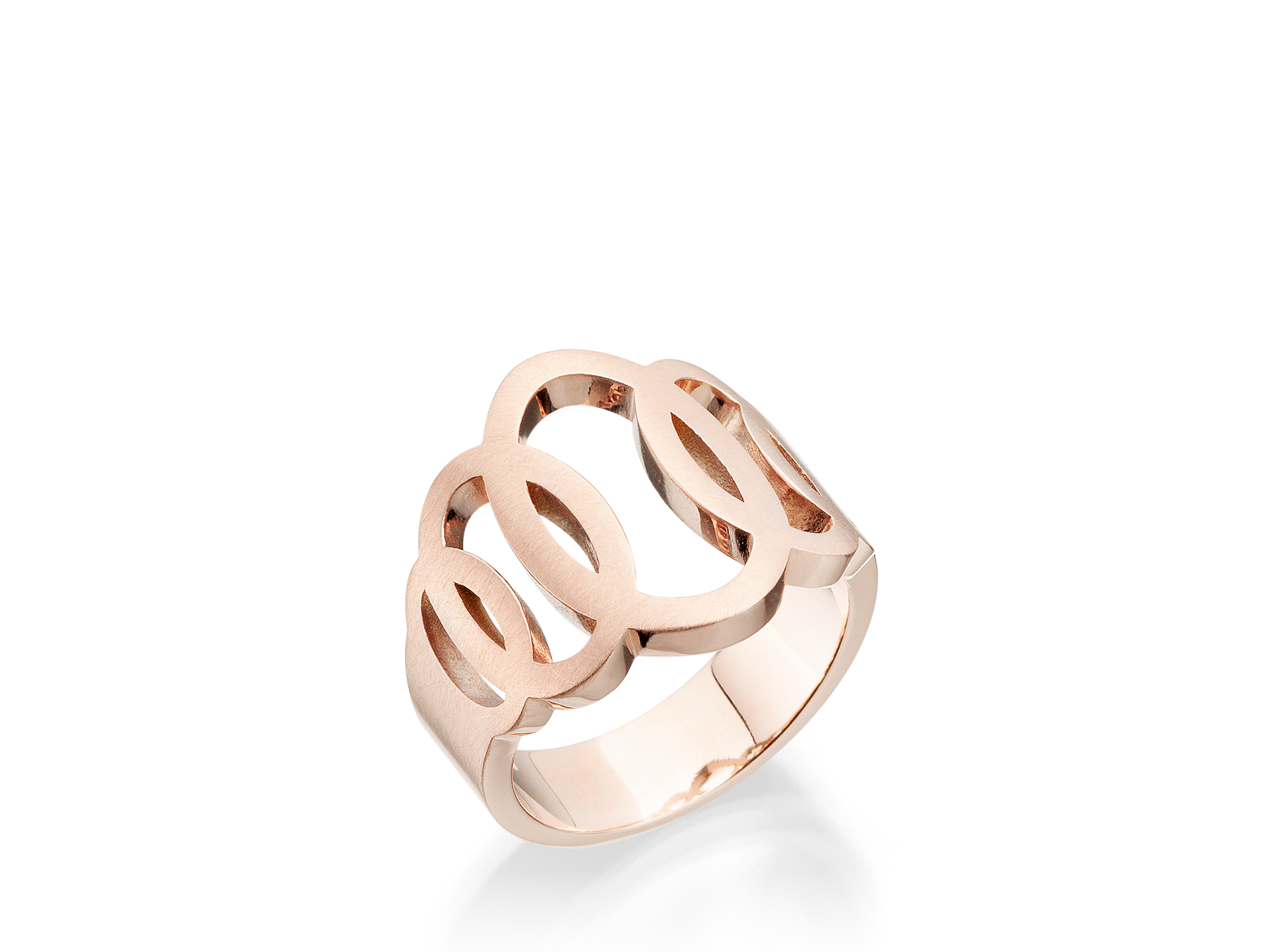 Der Schullin ROSÉGOLD RING verfügt über ein raffiniertes durchbrochenes Design mit ineinandergreifenden Schleifen, die sich atemberaubend vor einem eleganten weißen Hintergrund abheben.