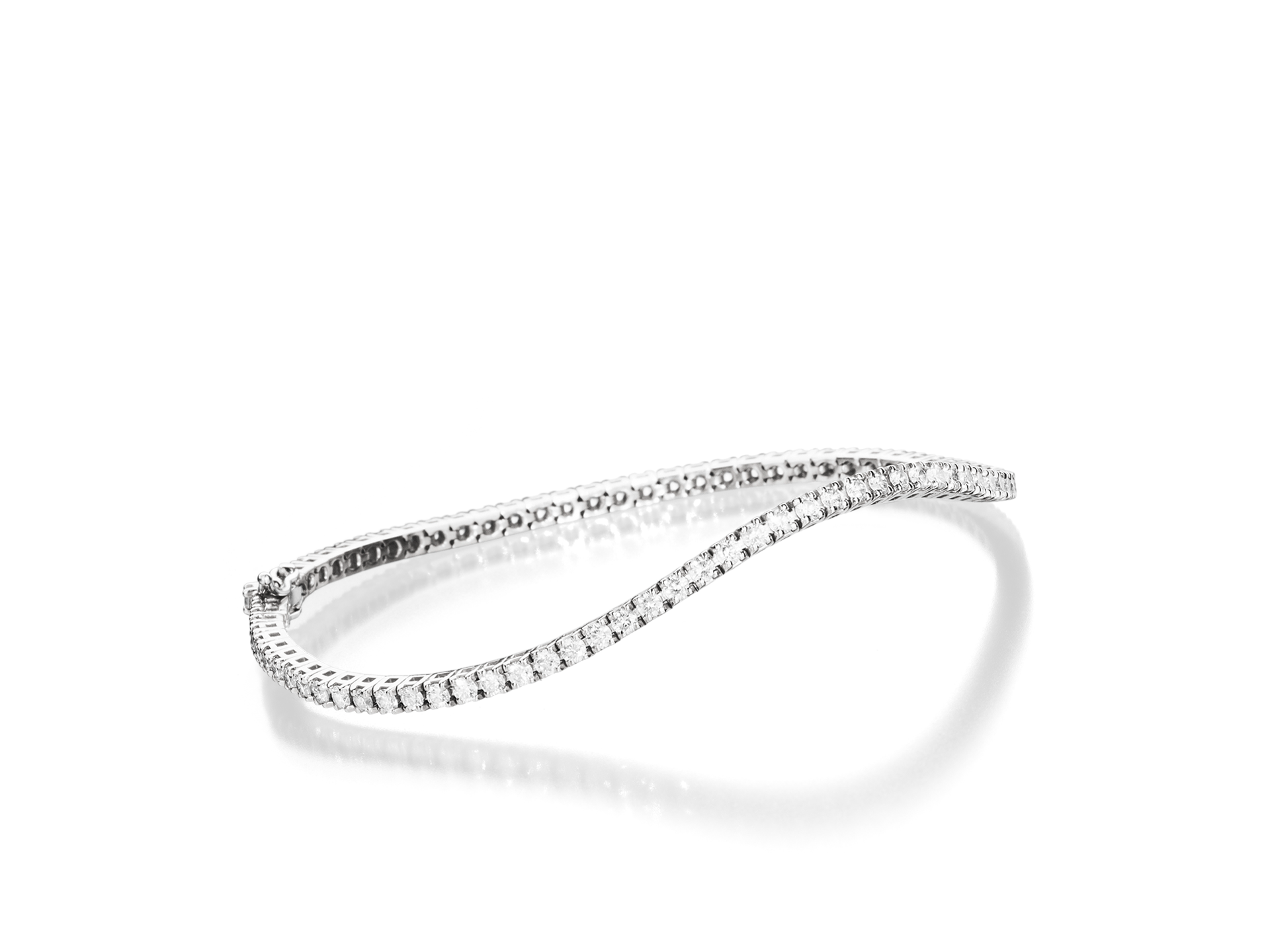 Das TENNISARMBAND 1,00 CARAT von Schullin ist ein elegantes Schmuckstück aus 18 Karat Weißgold, das mit einer Reihe funkelnder weißer Diamanten verziert ist, die elegant entlang seiner Rundung angeordnet sind. Das offene Design auf weißem Hintergrund sorgt für ein angenehmes Tragegefühl und verleiht diesem exquisiten Stück eine elegante Note.