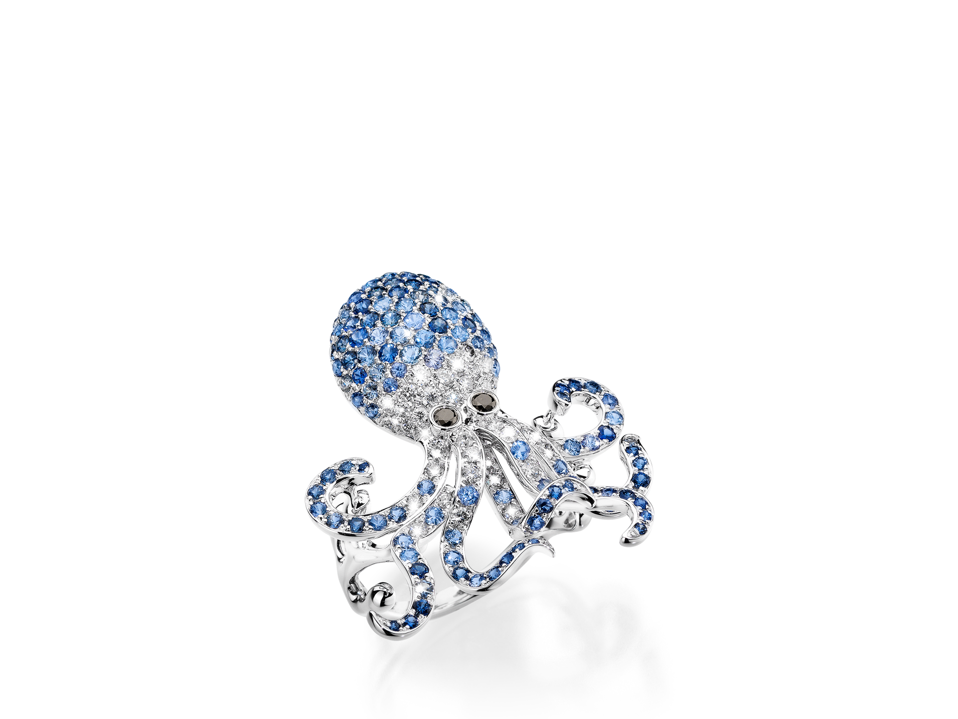 Wir präsentieren den SAPHIR RING OCTOPUS von Schullin: ein atemberaubendes Schmuckstück aus 18 Karat Weißgold, verziert mit blauen und weißen Edelsteinen. Es zeichnet sich durch komplizierte Tentakeldetails und bezaubernde schwarze Edelsteinaugen aus, alles vor einem schlichten Hintergrund.