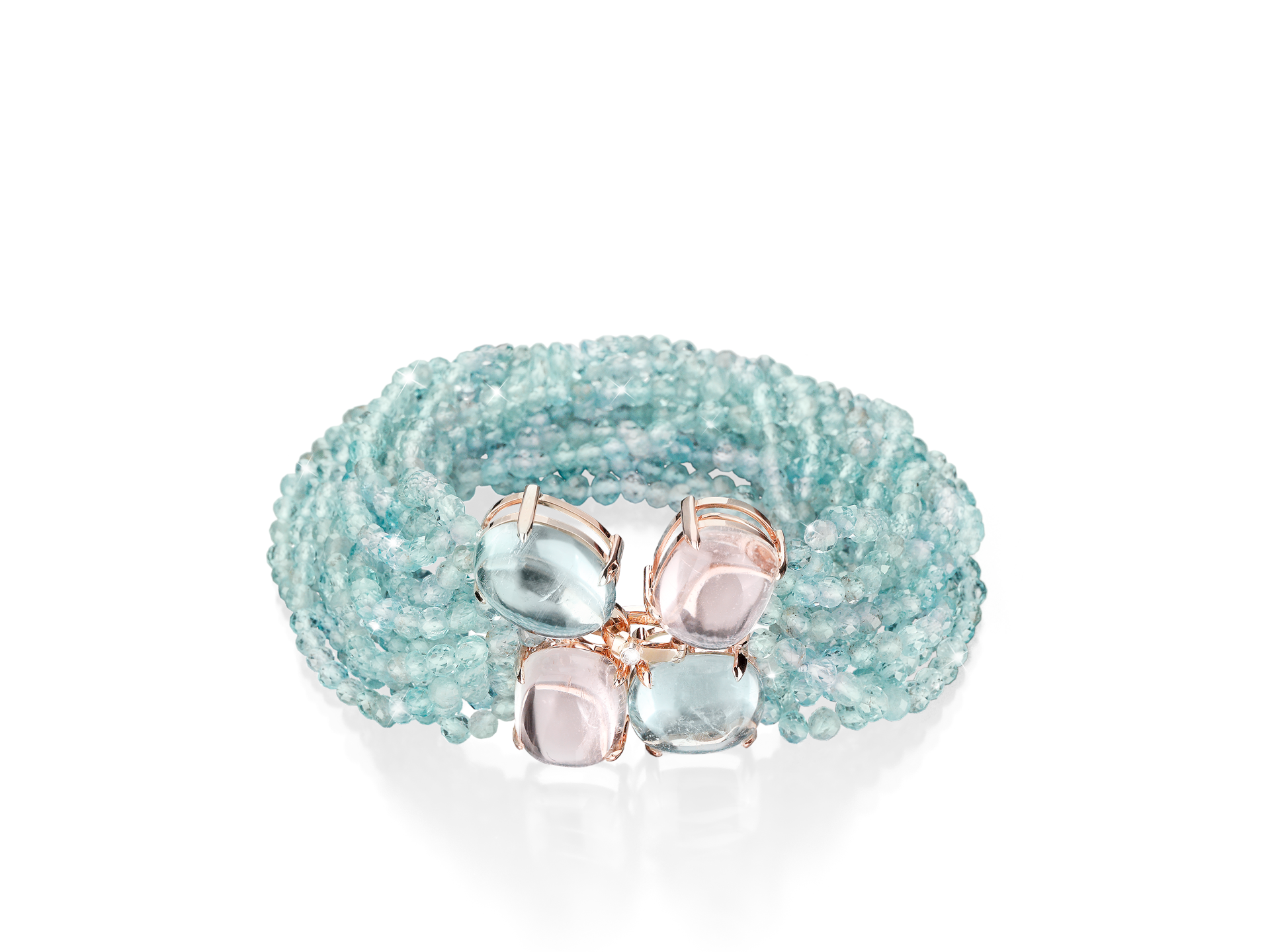 Das APATIT ARMBAND von Schullin ist ein mehrreihiges Armband aus hellblauen Perlen, verziert mit vier großen, abgerundeten Edelsteinen in blassblauem Aquamarin und zarten Rosatönen. Elegant auf weißem Hintergrund gewickelt, zeigt dieses Armband auf wunderschöne Weise den ruhigen Charme des hellblauen Apatit.