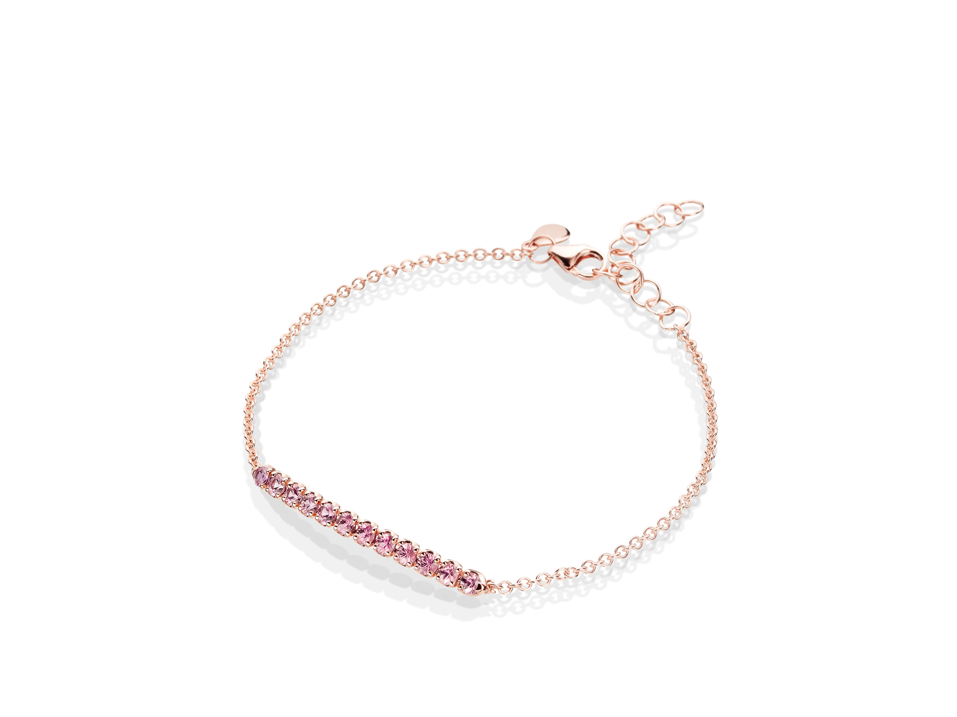 Wir präsentieren das SAPHIR ARMBAND von Schullin: ein elegantes Roségold-Armband mit einem schmalen Stab, der mit Rosa Saphir-Edelsteinen verziert ist, ergänzt durch eine verstellbare Kette und einen sicheren Karabinerverschluss. Das Stück ist elegant vor einem schlichten weißen Hintergrund angebracht.