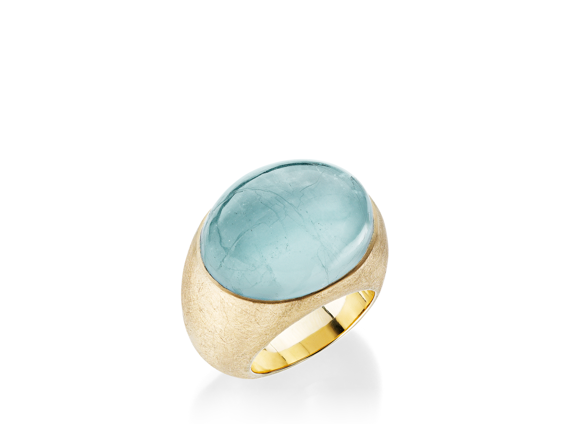 Entdecken Sie den AQUAMARIN RING BUBBLE von Schullin, gefertigt aus 18 Karat Gelbgold. Dieses atemberaubende Stück zeigt einen großen, ovalen Aquamarin-Cabochon auf einem klobigen Band. Die blassblaue Transparenz des Edelsteins bringt die matte Textur des Goldes perfekt zur Geltung und sorgt für ein glattes und poliertes Finish.