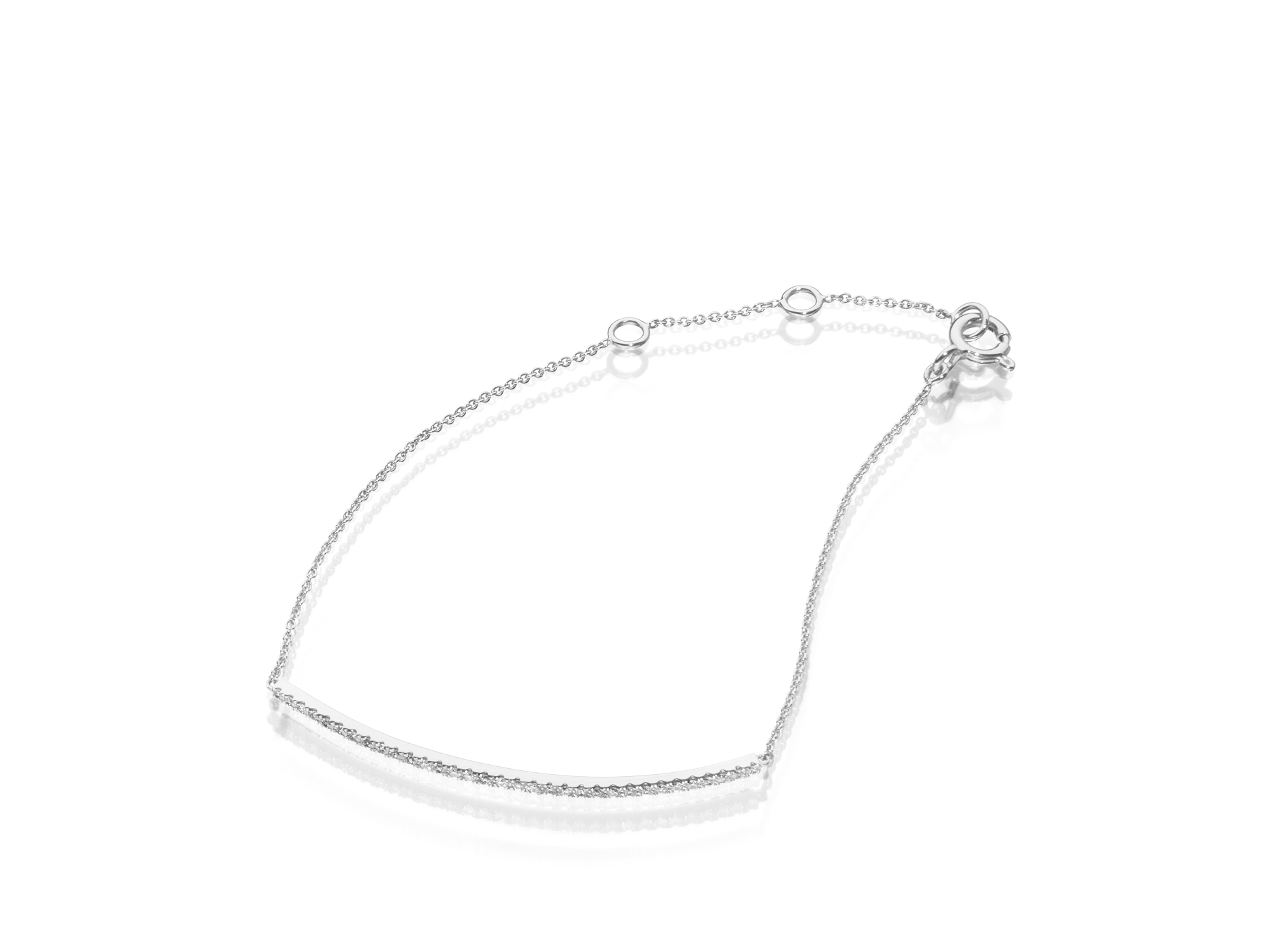 Wir präsentieren das *DIAMANT ARMBAND* von Schullin: Dieses exquisite Armband aus Weißgold verfügt über eine anmutig geschwungene Stange und eine feine geschlungene Kette. Sein verstellbares Design umfasst einen Verschluss sowie zwei zusätzliche Ringfassungen, die eine vielseitige Größenanpassung ermöglichen. Dieses mit winzigen Diamanten verzierte, schlichte und minimalistische Armband ist perfekt für elegantes Tragen.