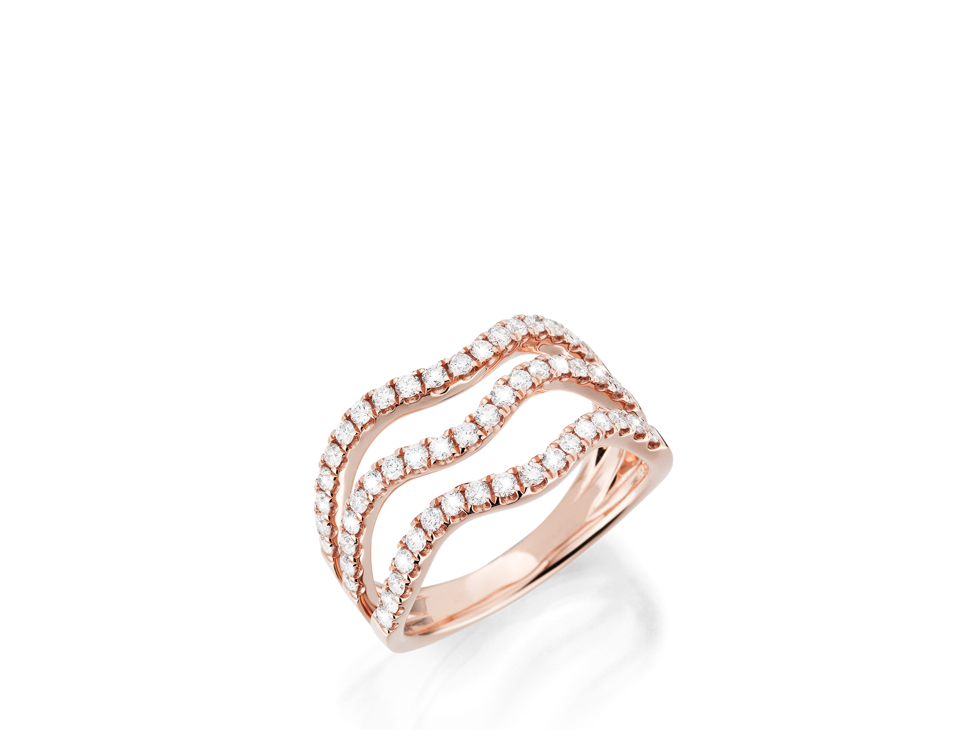 Wir präsentieren den DIAMANT RING WAVES von Schullin – einen Roségoldring mit drei elegant gewellten Bändern, jedes verziert mit erlesenen Diamant-Akzenten vor einem makellos weißen Hintergrund.