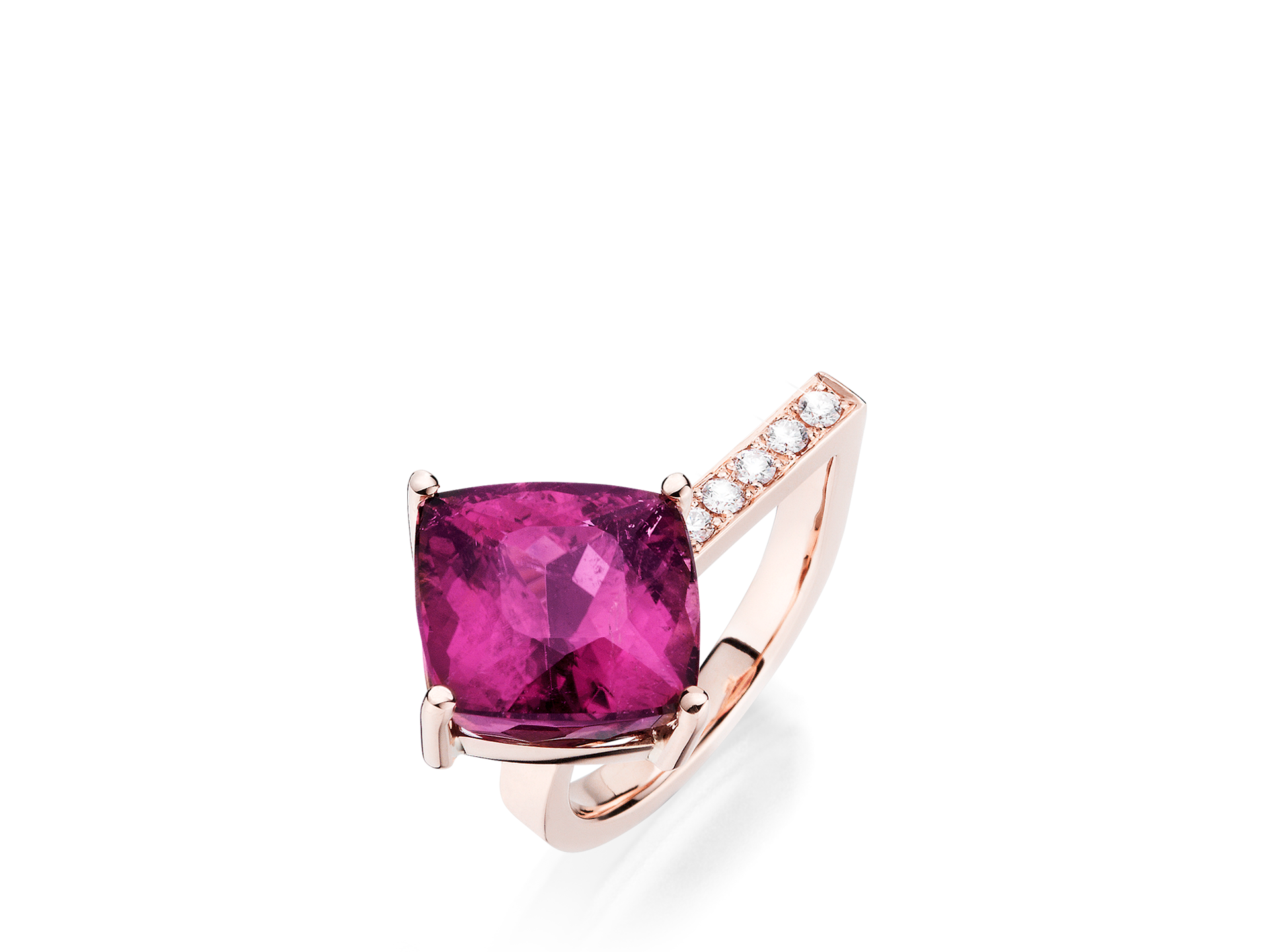 Der RUBELLITRING von Schullin ist eine exquisite Kreation aus Roségold mit einem großen, kissenförmig geschliffenen rosa Rubellit-Edelstein. Das Band ist auf einer Seite mit kleinen runden Diamanten akzentuiert, und die Fassung hält den leuchtenden Stein elegant fest.