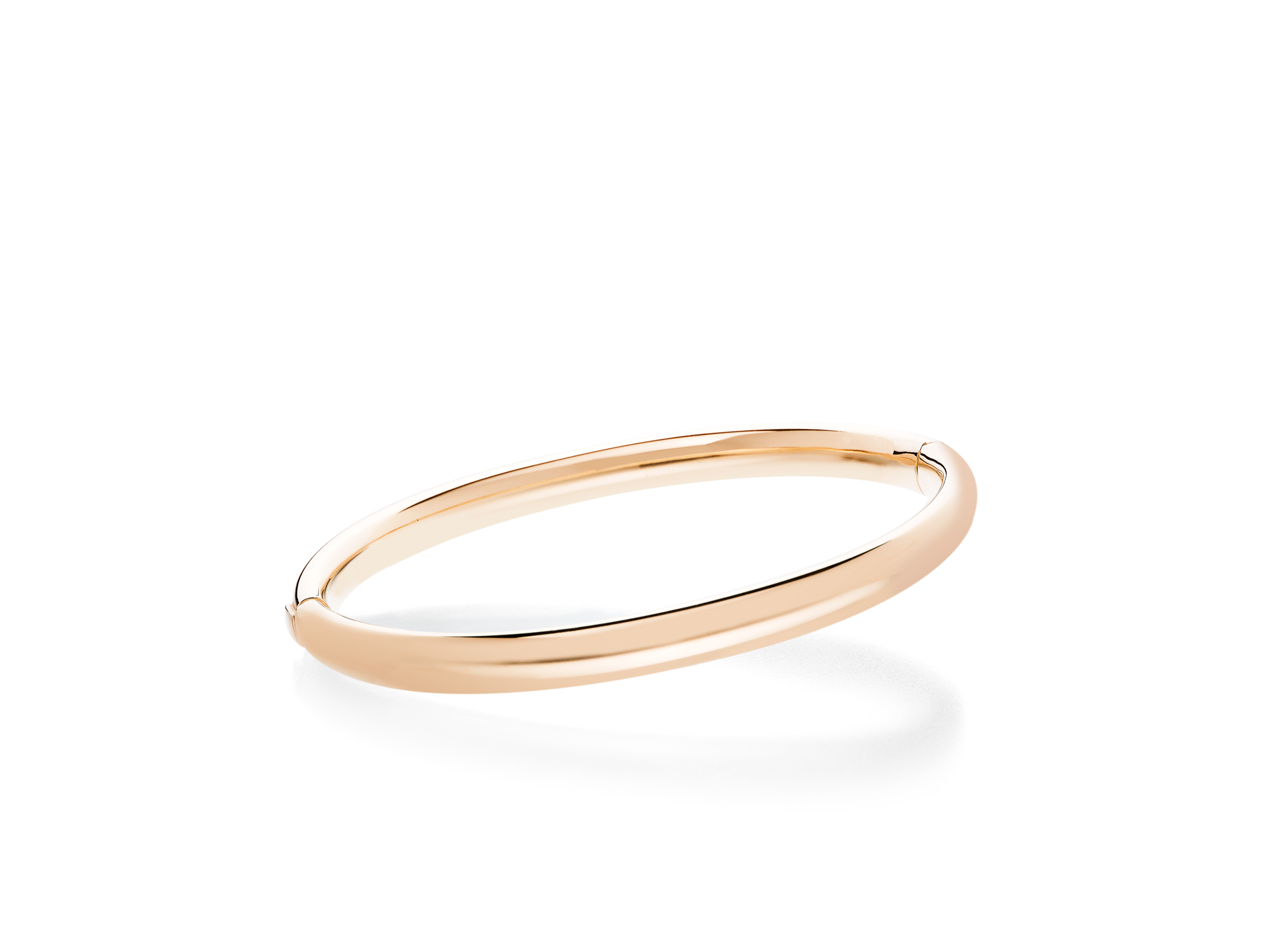 Das ROSÉGOLD ARMREIF von Schullin ist ein schlankes und glänzendes Armband aus 18 Karat Roségold mit einer eleganten, glatt polierten Oberfläche und einer leicht ovalen Form, die mit jeder Kurve zeitlosen Charme verkörpert.