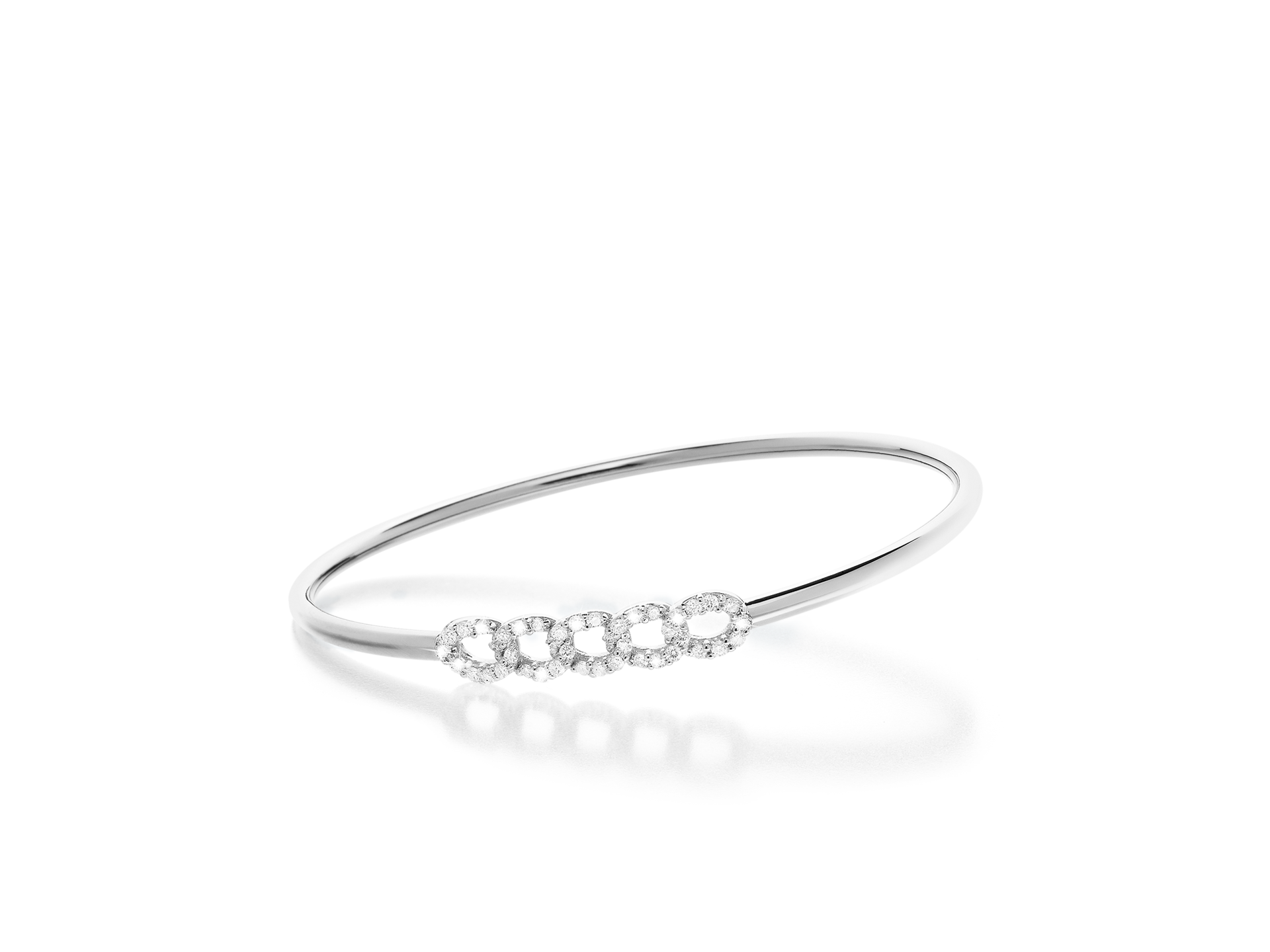 Das DIAMANT ARMREIF von Schullin ist ein elegantes Armband aus 18 Karat Weißgold mit fünf kreisförmigen, diamantbesetzten Gliedern, die gleichmäßig um den Umfang verteilt sind. Dieses zarte Design strahlt Eleganz und Raffinesse aus.