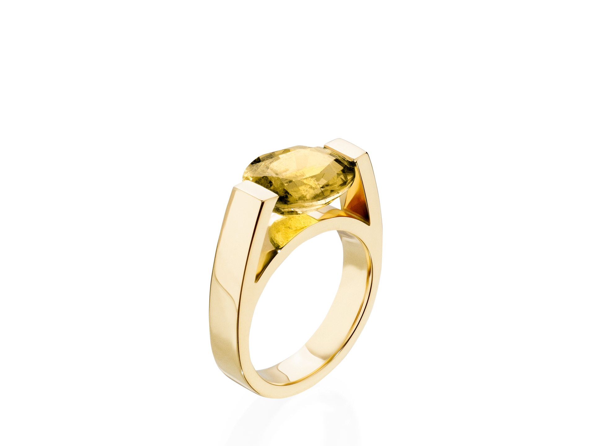 Ein eleganter und moderner BERYLL RING COSY von Schullin verfügt über einen exquisiten gelben Beryll-Edelstein, eingefasst in 18 Karat Gelbgold, der von der Seite elegant vor einem makellos weißen Hintergrund präsentiert wird.