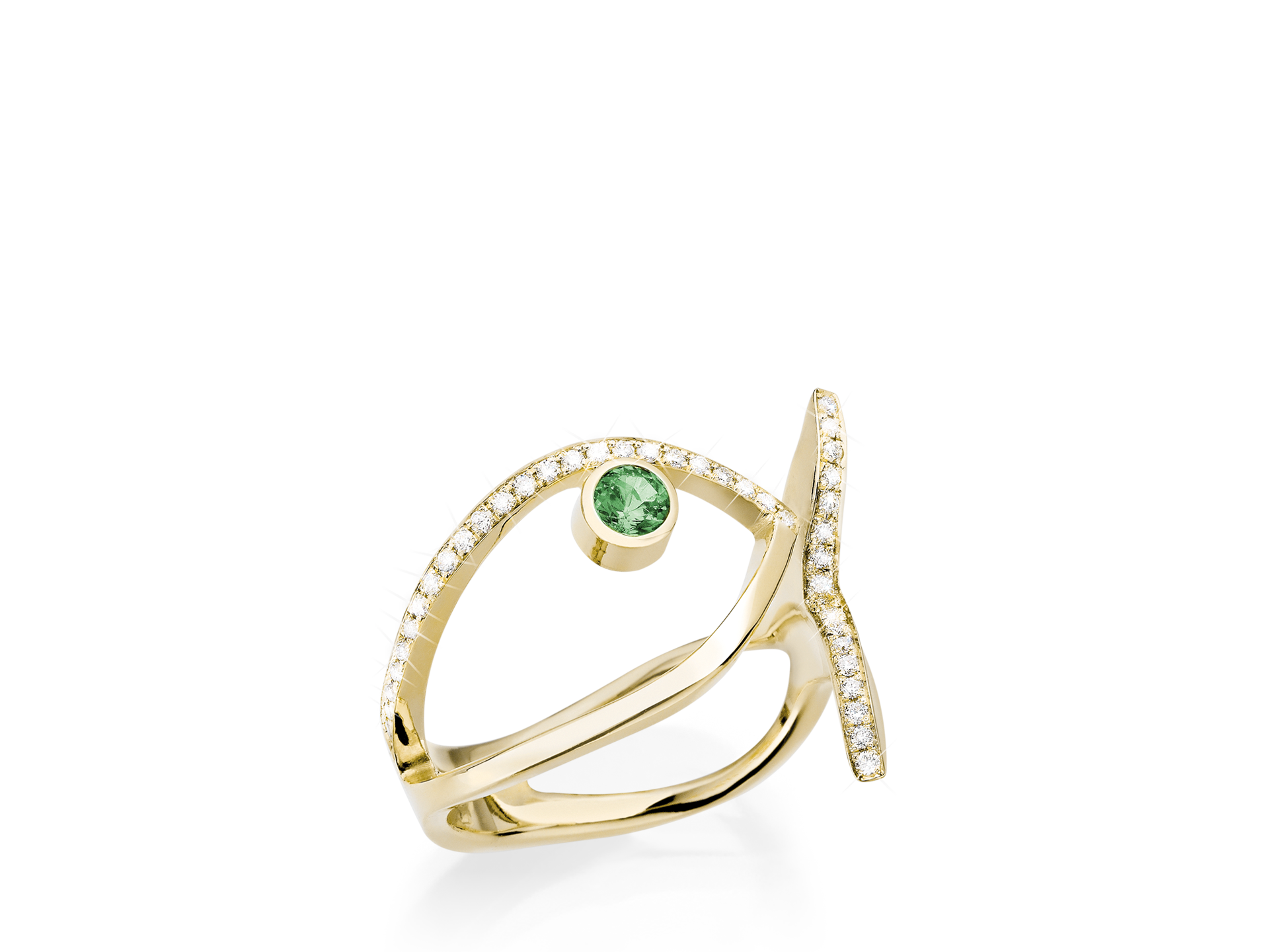 Der TSAVORIT RING FISH von Schullin ist ein 18 Karat Gelbgoldring mit geteiltem Schaftdesign, mit einem zentralen Tsavorit-Edelstein, der von Reihen kleiner weißer Diamanten umgeben ist. Sein eleganter und zeitgenössischer Stil wird durch seine markante Form und funkelnden Details betont.