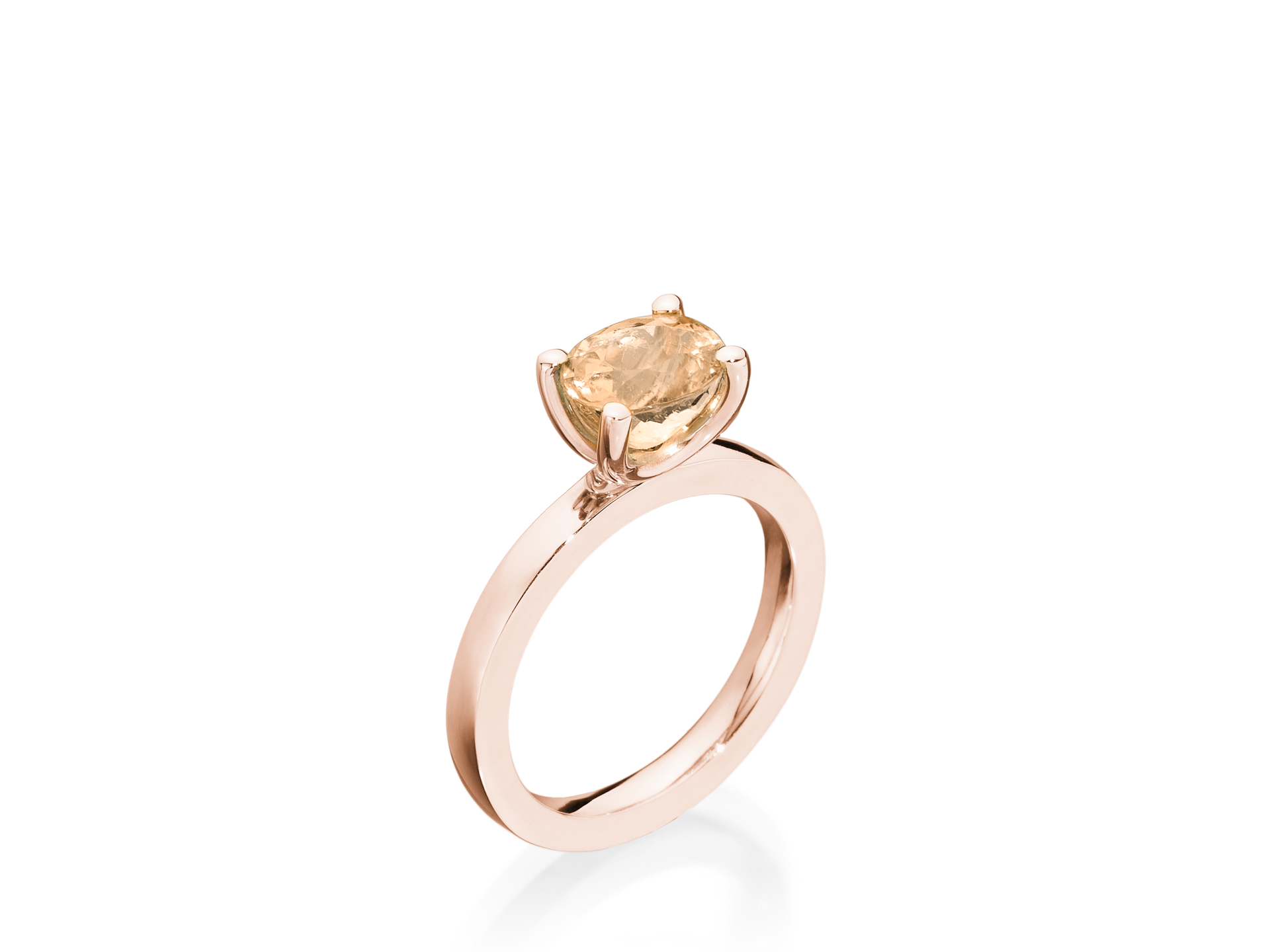 Der exquisite TURMALIN RING FANCY T von Schullin besteht aus einem 18 Karat Roségoldring mit einem runden, champagnerfarbenen Turmalin-Edelstein, der elegant in Krappen eingefasst ist und sich wunderschön vor einem schlichten weißen Hintergrund abhebt.