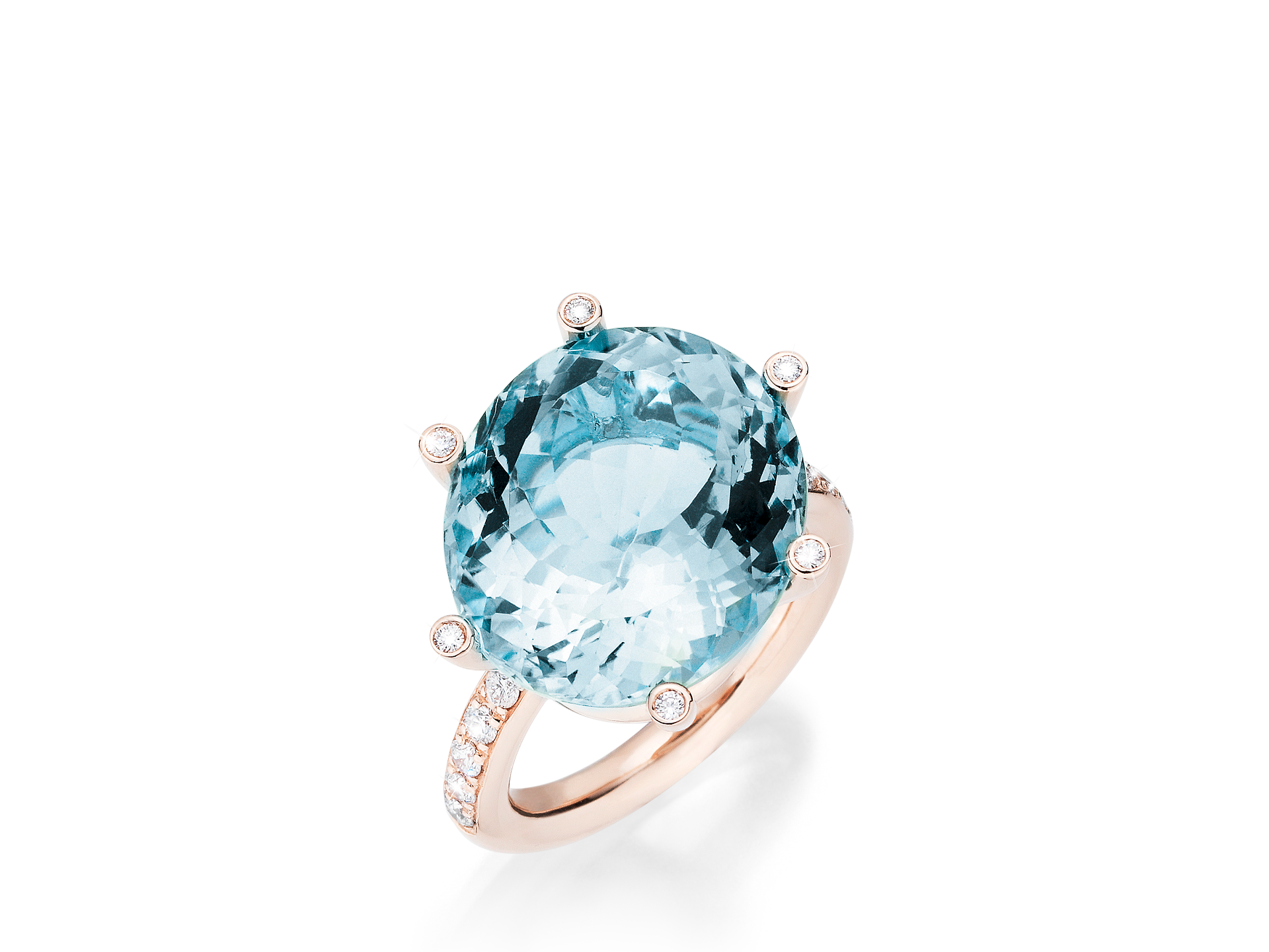 Der exquisite AQUAMARINRING von Schullin besteht aus einem großen, runden Aquamarin in der Mitte von Roségold, akzentuiert mit zarten Diamanten. Das Band des Rings ist auf einer Seite elegant mit kleinen Diamanten besetzt, was sein luxuriöses Design unterstreicht.