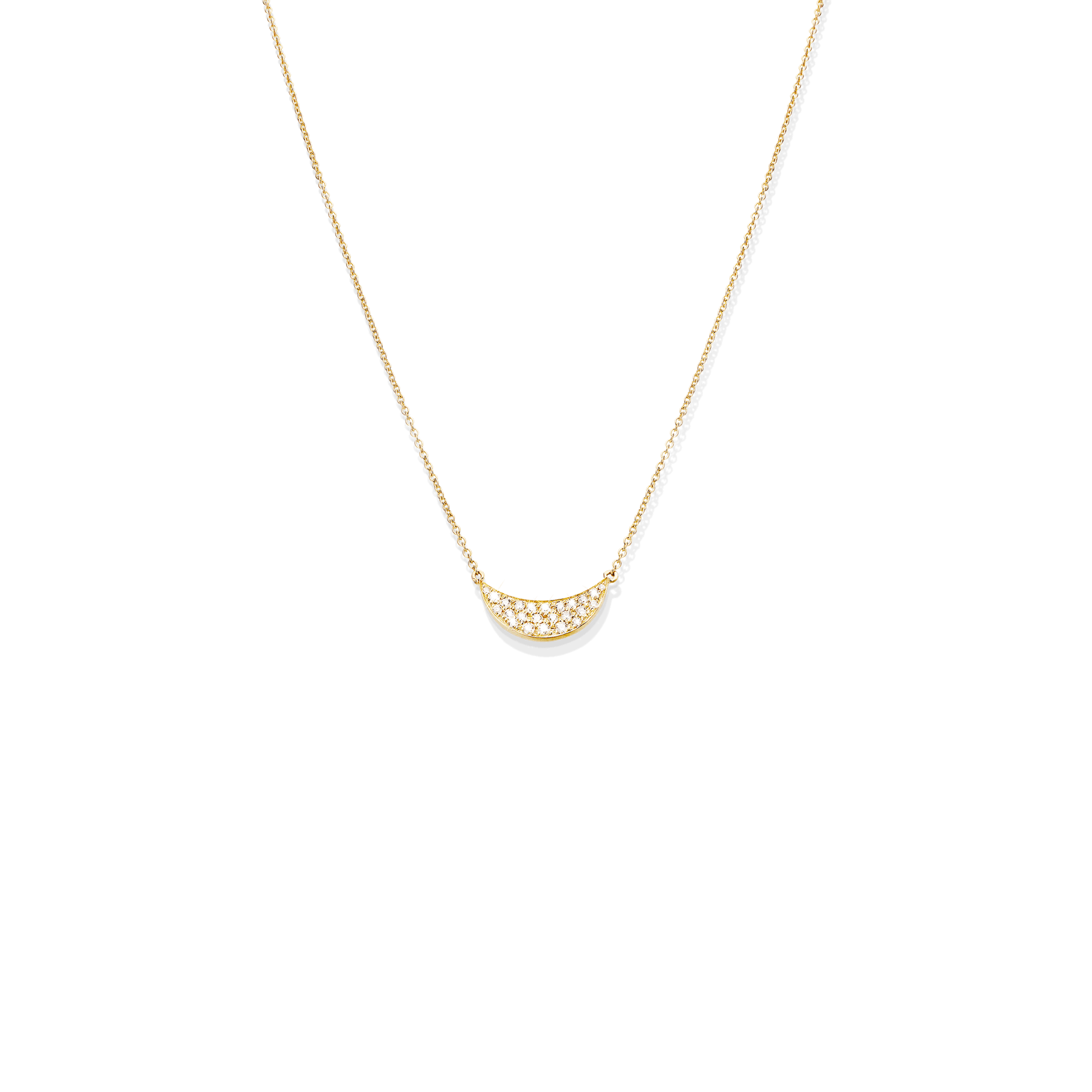 Die exquisite HALSKETTE SMILE von Schullin präsentiert einen halbmondförmigen Anhänger aus 18 Karat Gelbgold, der mit einem Pavé aus schillernden Diamanten geschmückt ist und anmutig an einer zarten Kette vor einem schwarzen Hintergrund hängt.