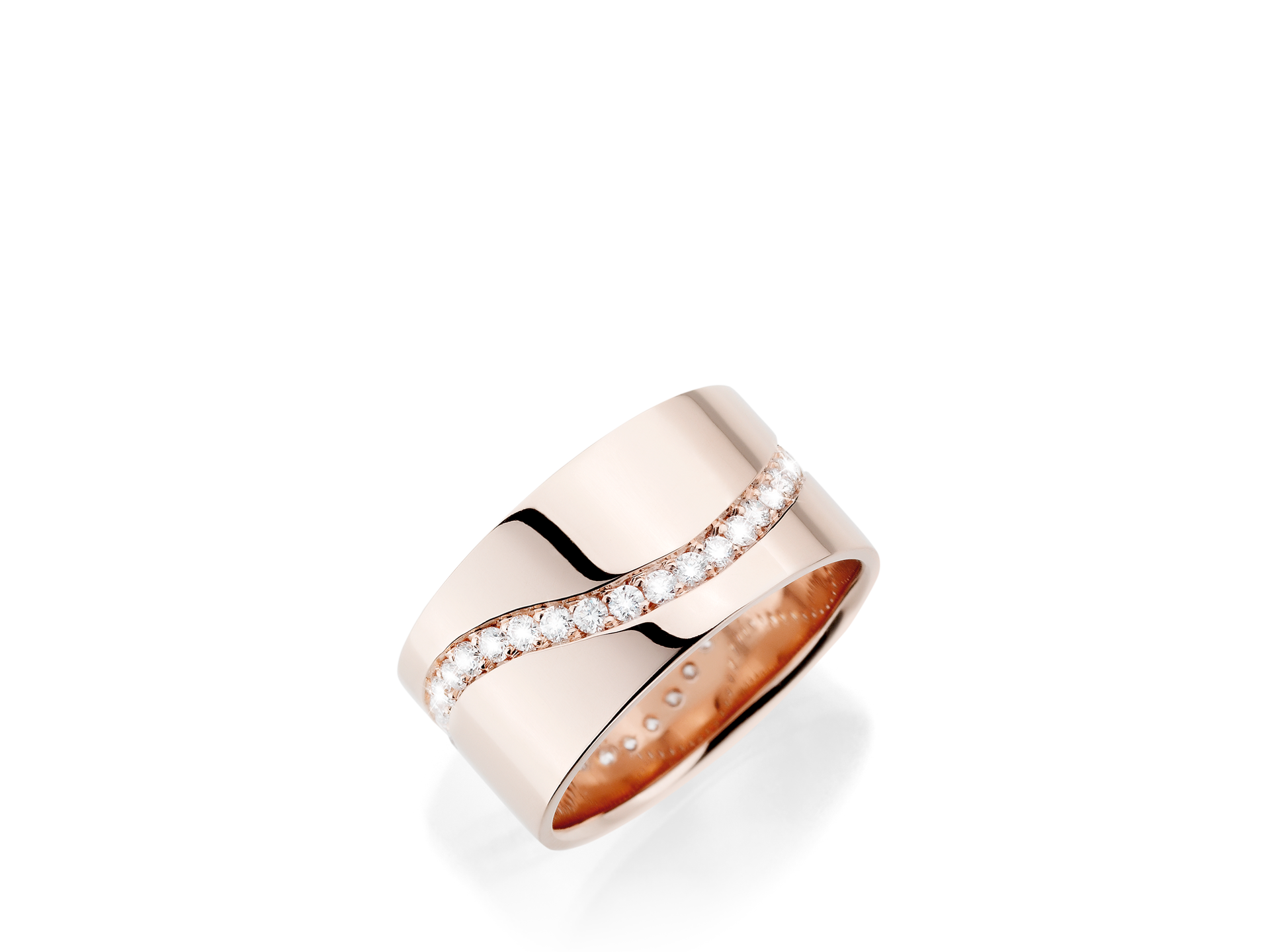 Der exquisite BANDRING ETERNAL WAVE von Schullin besteht aus einem breiten Band aus 18 Karat Roségold, das mit einer Wellenlinie aus kleinen, funkelnden Diamanten verziert ist. Dieses Design fängt die Essenz moderner Eleganz und zeitloser Schönheit vor einem makellos weißen Hintergrund ein.