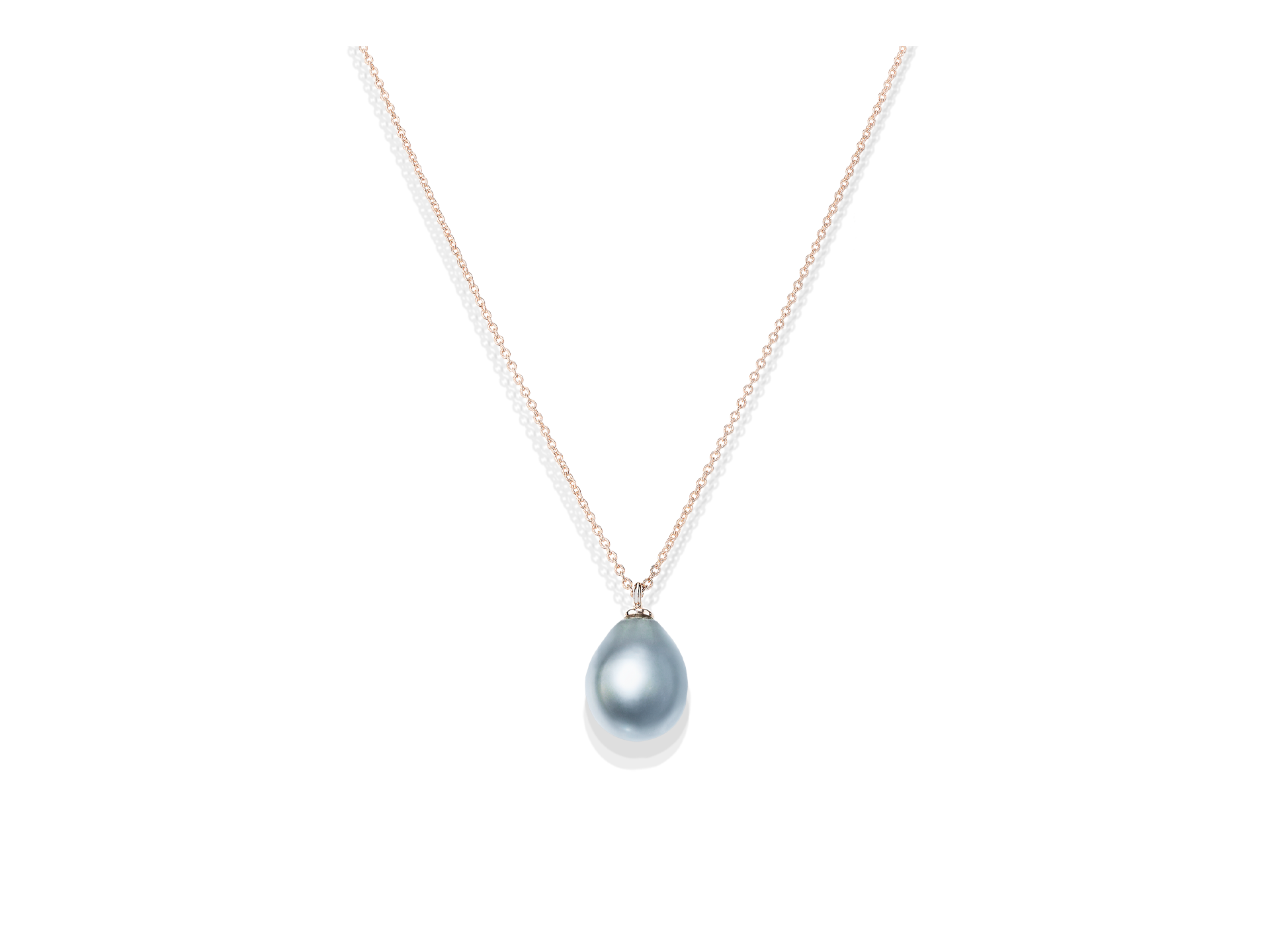 Wir präsentieren die TAHITI PERLEN KETTE von Schullin, eine edle Roségold-Halskette mit einem einzelnen runden blauen Perlenanhänger. Die zarte Kette betont die Eleganz der glatten, glänzenden Perle vor einem schlichten weißen Hintergrund.