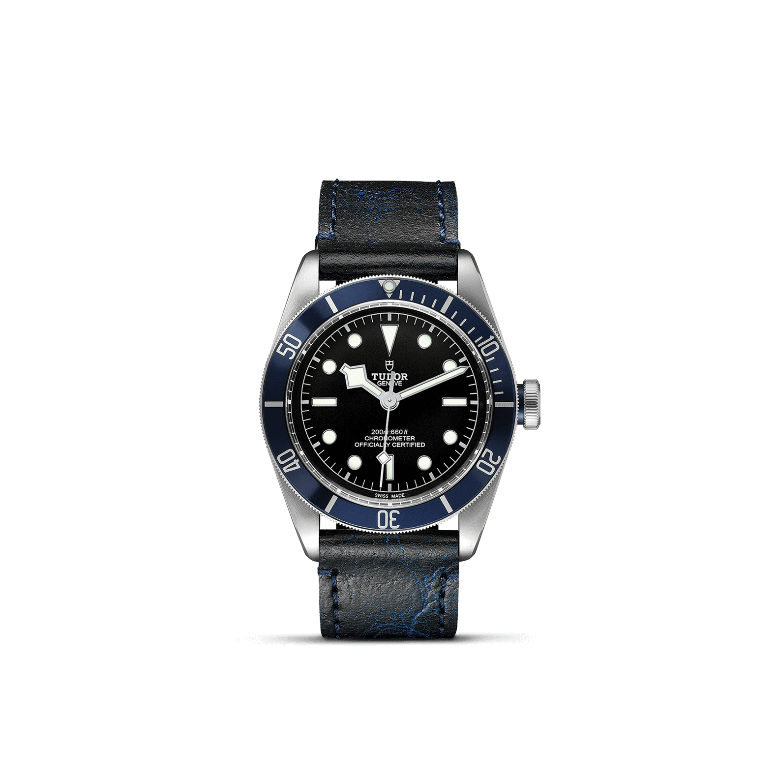 Die Uhr Schullin TUDOR BLACK BAY wird präsentiert und hat ein silbernes Gehäuse mit schwarzem Zifferblatt und weißen Markierungen. Sie hat eine drehbare Lünette mit blauen Akzenten auf schwarzem Hintergrund. Das Edelstahlgehäuse umhüllt das Uhrwerk Kaliber MT5602, gepaart mit einem schwarzen Lederarmband mit blauen Nähten.