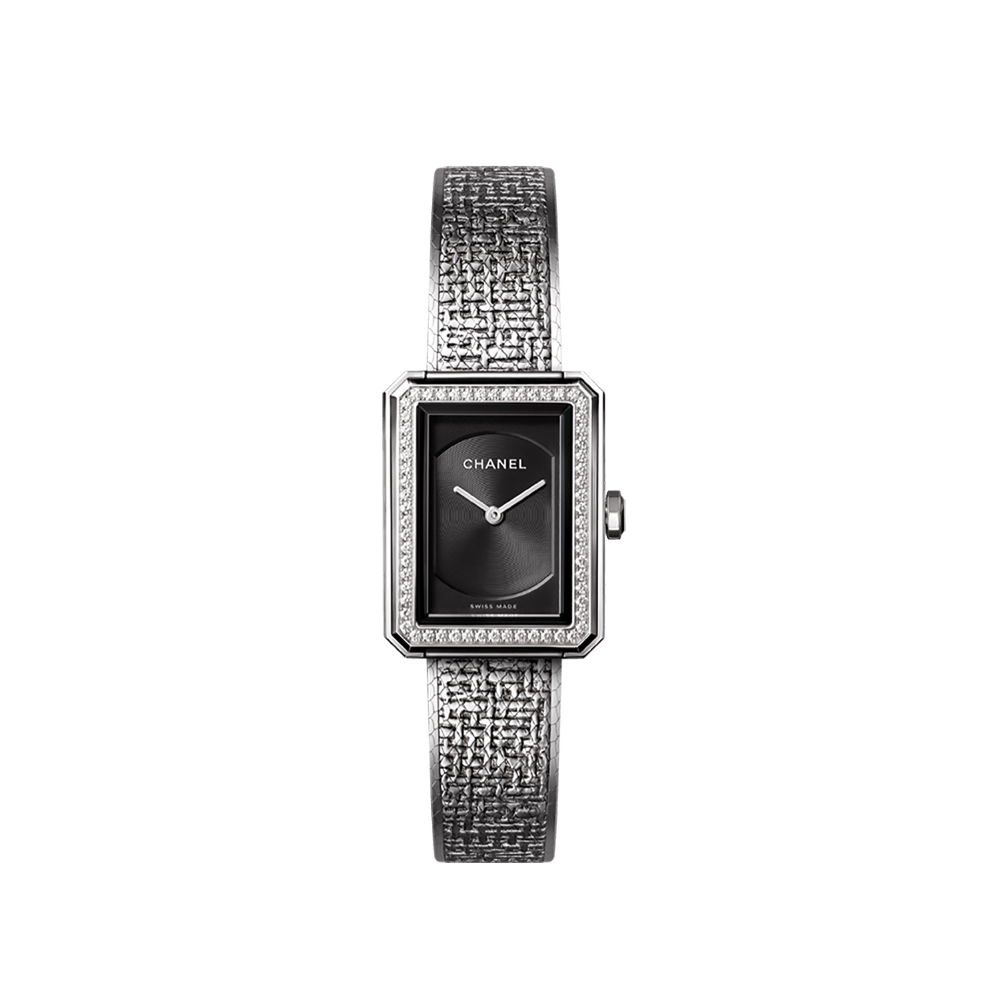 Wir präsentieren das CHANEL BOY·FRIEND TWEED KLEINES MODELL MIT DIAMANTEN H4877 von Schullin: Diese exquisite Armbanduhr verfügt über ein rechteckiges Design mit einem raffinierten schwarzen Zifferblatt und eleganten silbernen Details. Sie verfügt über ein strukturiertes metallisches Edelstahlarmband, eine diamantbesetzte Lünette und zeigt außergewöhnliche Handwerkskunst. Angetrieben von der Präzision von Quarzwerk steht sie anmutig vor einem eleganten schwarzen Hintergrund.