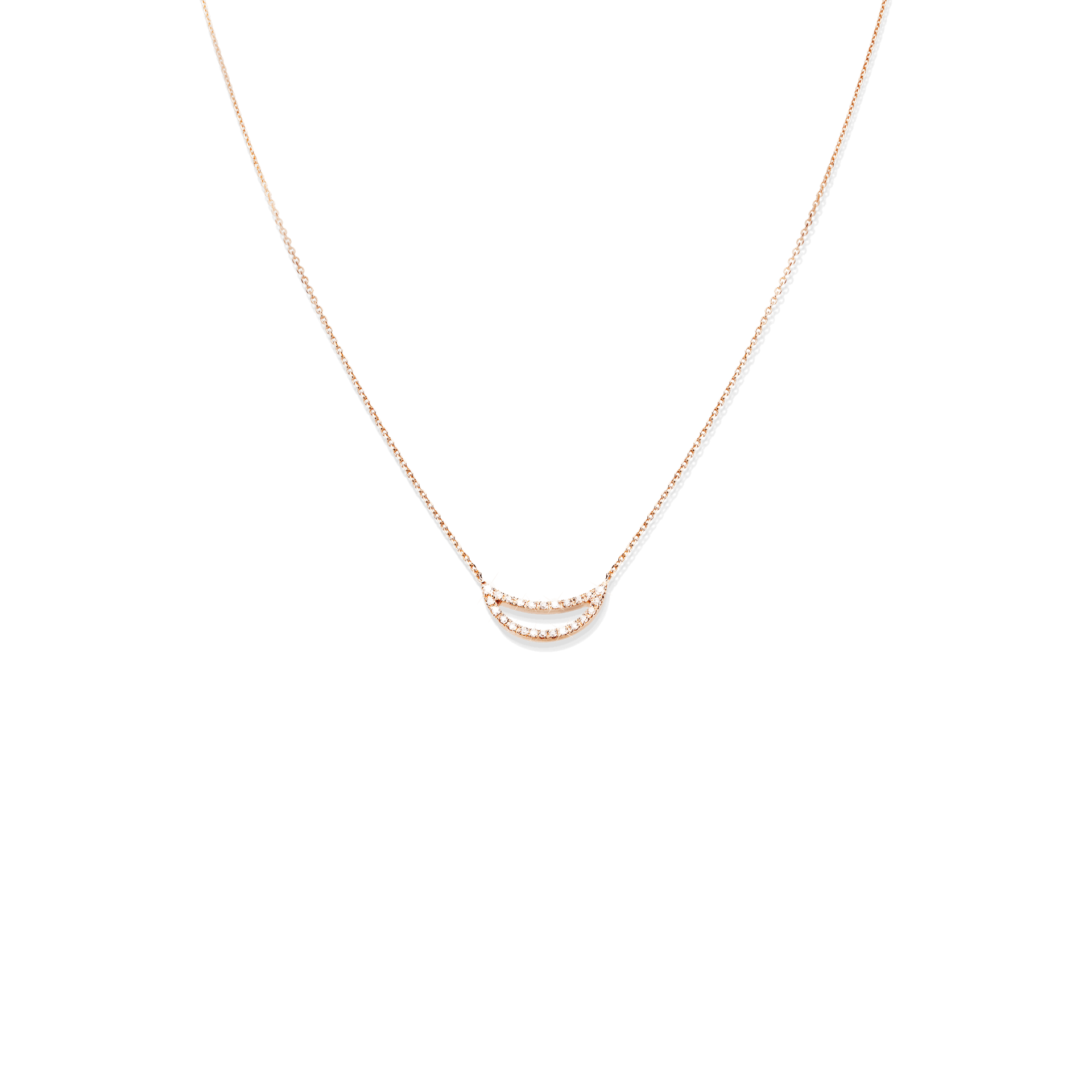 Die Schullin HALSKETTE SMILE besteht aus einer zarten Kette mit einem eleganten halbmondförmigen Anhänger, der mit kleinen, funkelnden Diamanten verziert ist, die wunderschön auf einem schwarzen Hintergrund präsentiert werden.