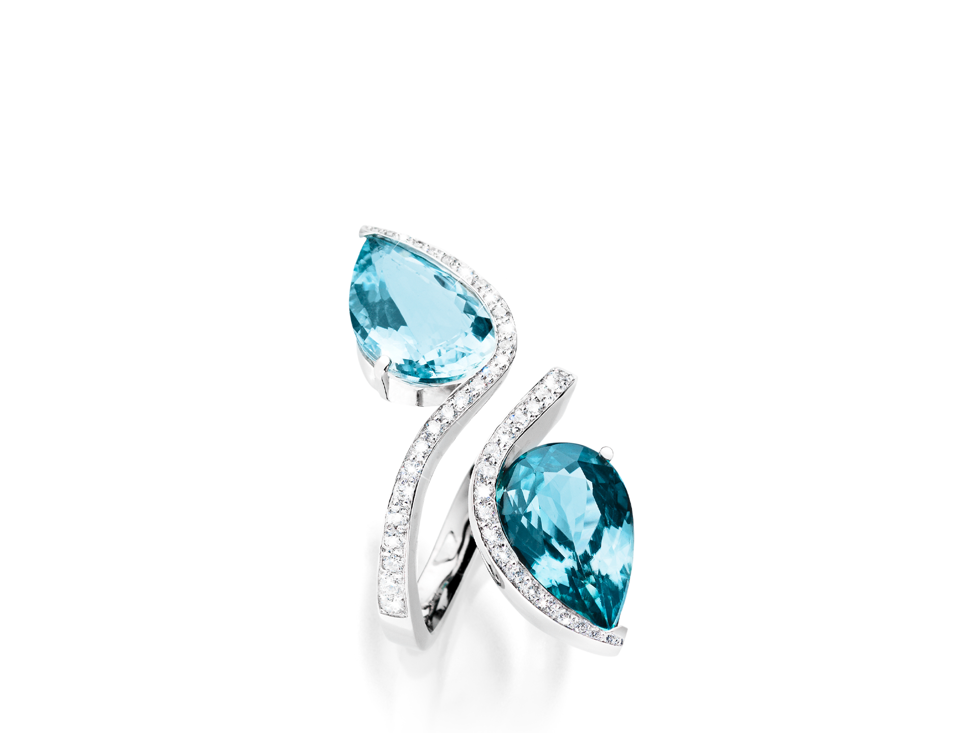 Ein Schullin AQUAMARIN ZIRKON RING mit zwei birnenförmigen Aquamarinsteinen und kleinen Zirkonen, die die geschwungenen Silberbänder schmücken. Die Edelsteine sind elegant gefasst, um das Licht einzufangen und ihre Blautöne vor dem silbernen Hintergrund hervorzuheben.