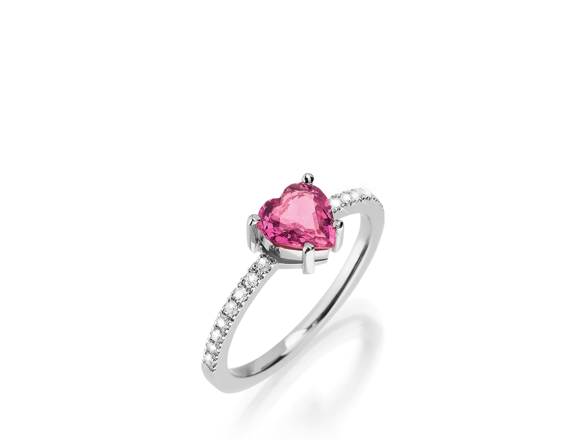 Der SAPHIR RING HEART von Schullin ist ein Silberring mit einem herzförmigen rosa Saphir in der Mitte, ergänzt durch kleine Diamanten entlang des Rings. Das zarte und elegante Design bringt den funkelnden Edelstein wunderschön zur Geltung.