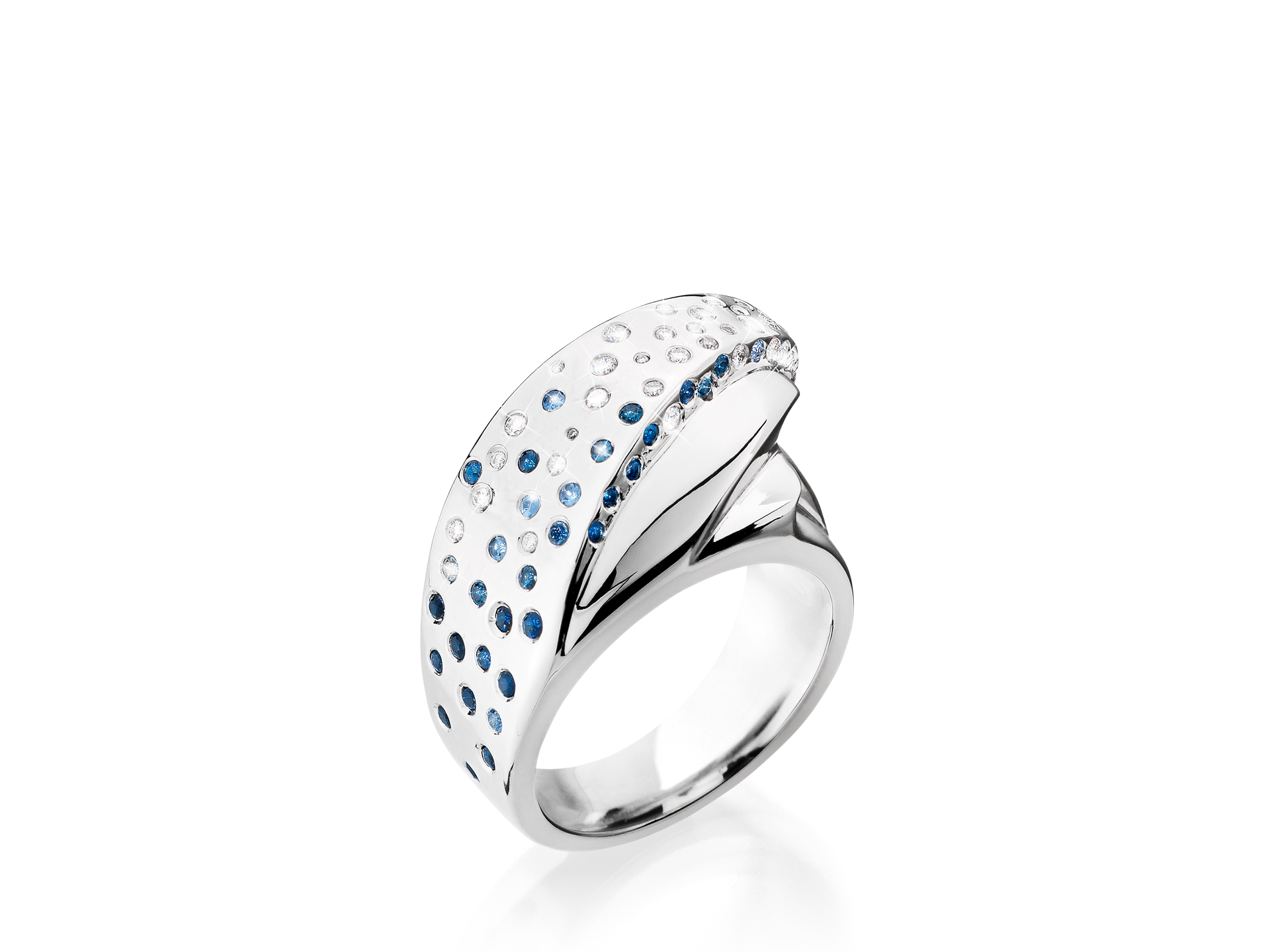 Wir präsentieren den SAPHIR RING SWELL von Schullin, einen atemberaubenden 18 Karat Weißgold-Silberring mit einem breiten Band und einer anmutig geschwungenen Oberfläche. Dieses elegante Stück ist mit blauen Saphiren und klaren Edelsteinen verziert, die sorgfältig in einem Farbverlauf von Dunkel- zu Hellblau angeordnet sind und so vor dem weißen Hintergrund ein exquisites und zeitgenössisches Design ergeben.