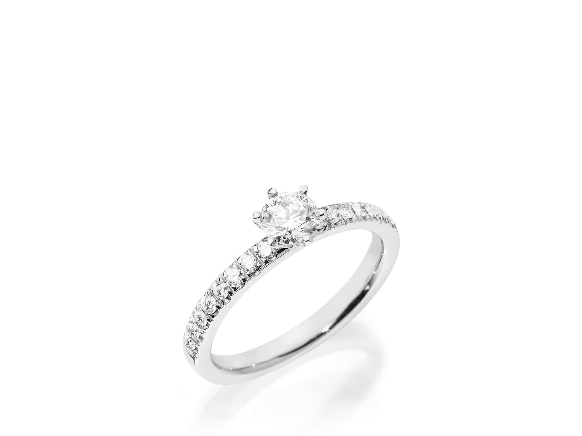 Wir präsentieren den RING GRACE von Schullin: einen exquisiten Verlobungsring aus 18 Karat Weißgold mit einem zentralen 0,70-Karat-Solitär-Diamanten und zarten Diamanten, die das Band säumen und sich elegant vor einem schlichten weißen Hintergrund abheben.