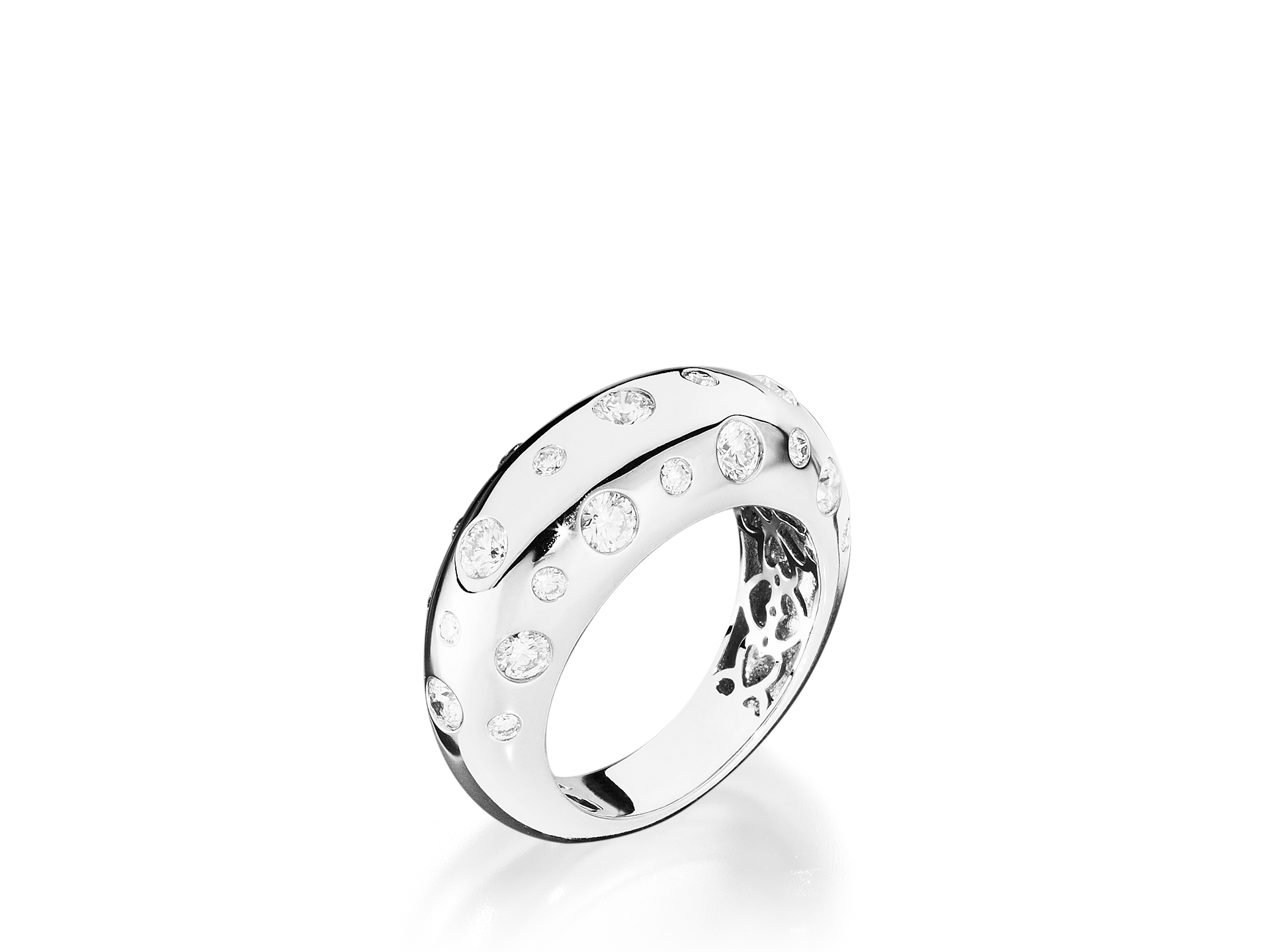 Der STARDUST RING von Schullin ist ein edler Silberring mit runden Diamanten in einem fließenden, geschwungenen Design, das an die Essenz von Sternenstaub erinnert. Die Diamanten sind gleichmäßig um den Ring verteilt, ähnlich wie schimmernde Diamanten vor einem makellos weißen Hintergrund, was eine elegante und luxuriöse Ästhetik erzeugt.