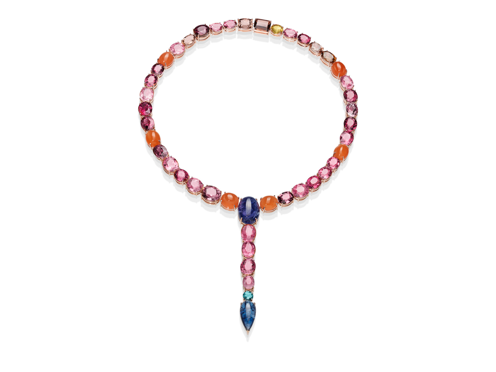 Das TURMALIN COLLIER von Schullin ist eine lebendige Halskette mit einer Reihe rosa, orangefarbener und blauer Edelsteine, die elegant in glänzendes Roségold eingefasst sind und durch einen länglichen Anhänger mit einem großen blauen Stein in der Mitte hervorgehoben werden.