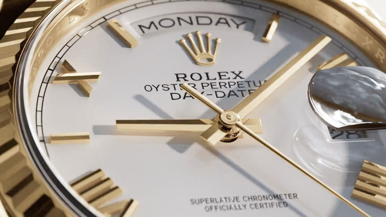 Nahaufnahme einer Rolex Oyster Perpetual Day-Date Uhr mit goldenem Gehäuse, weißem Zifferblatt, goldenen römischen Ziffern und goldenen Zeigern, die den Tag als Montag und das Datum unter einem vergrößerten Fenster anzeigen.
