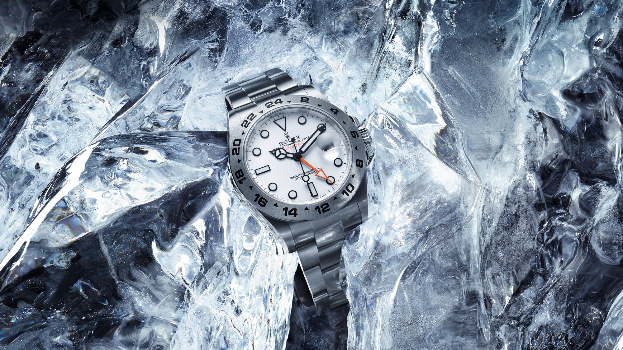 Eine silberne Rolex-Uhr mit weißem Zifferblatt und schwarzen Ziffern ruht auf einer Ansammlung von klaren, kantigen Eisblöcken, die einen kühlen und luxuriösen visuellen Effekt erzeugen.
