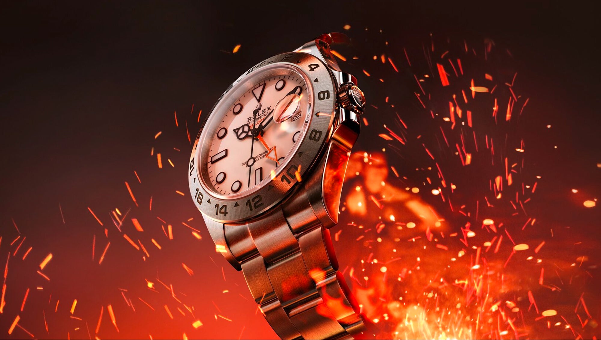Eine silberne Armbanduhr mit weißem Ziffernblatt und auffälligen schwarzen Stundenmarkierungen wird durch leuchtend orangefarbene Funken, die um sie herumfliegen, vor einem dunklen Hintergrund dramatisch in Szene gesetzt.