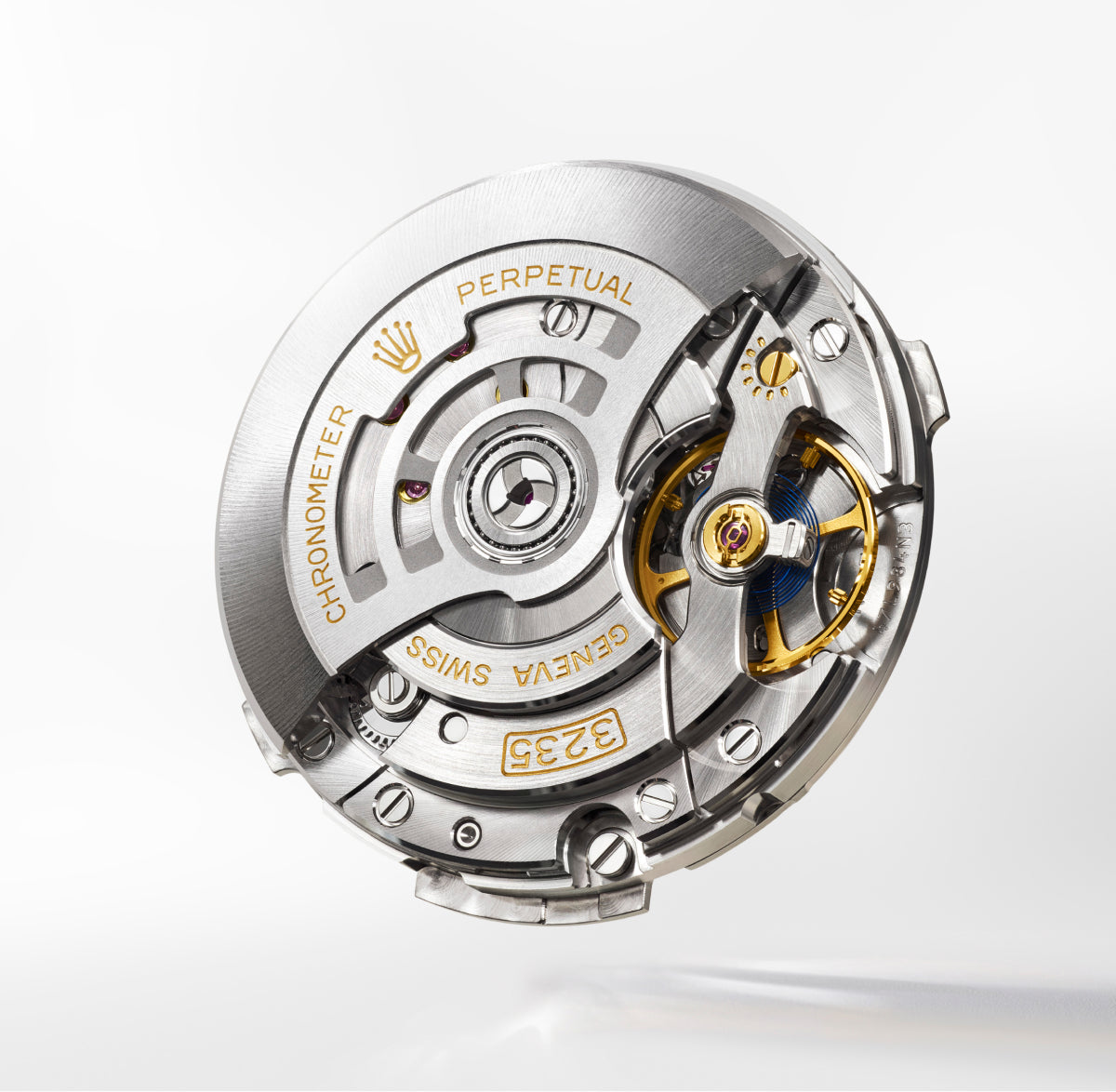 Eine Nahaufnahme eines Rolex-Uhrwerks mit komplizierten Zahnrädern, mechanischen Komponenten und Goldgravuren mit den Angaben PERPETUAL, GENEVA SWISS, CHRONOMETER und 3235 auf einem silbernen Metallhintergrund.
